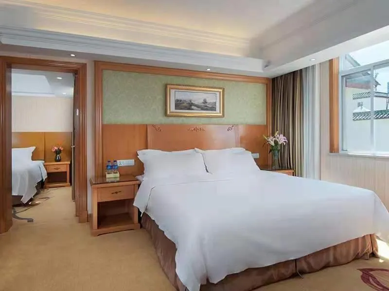 Bed in Vienna International Hotel Lijiang Yuxue Avenue