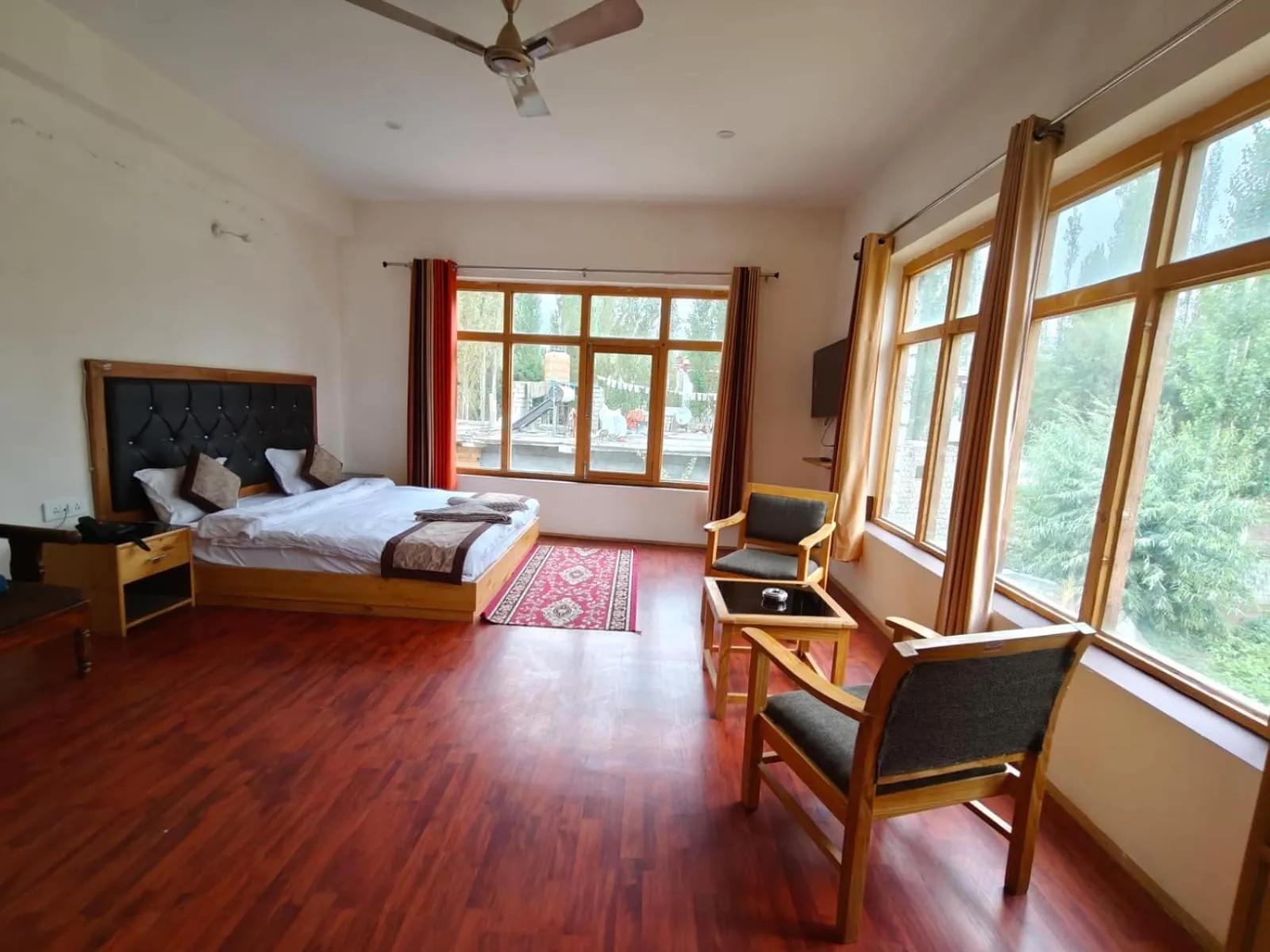 Living room, Bed in Hotel Sambhava Inn, Leh
