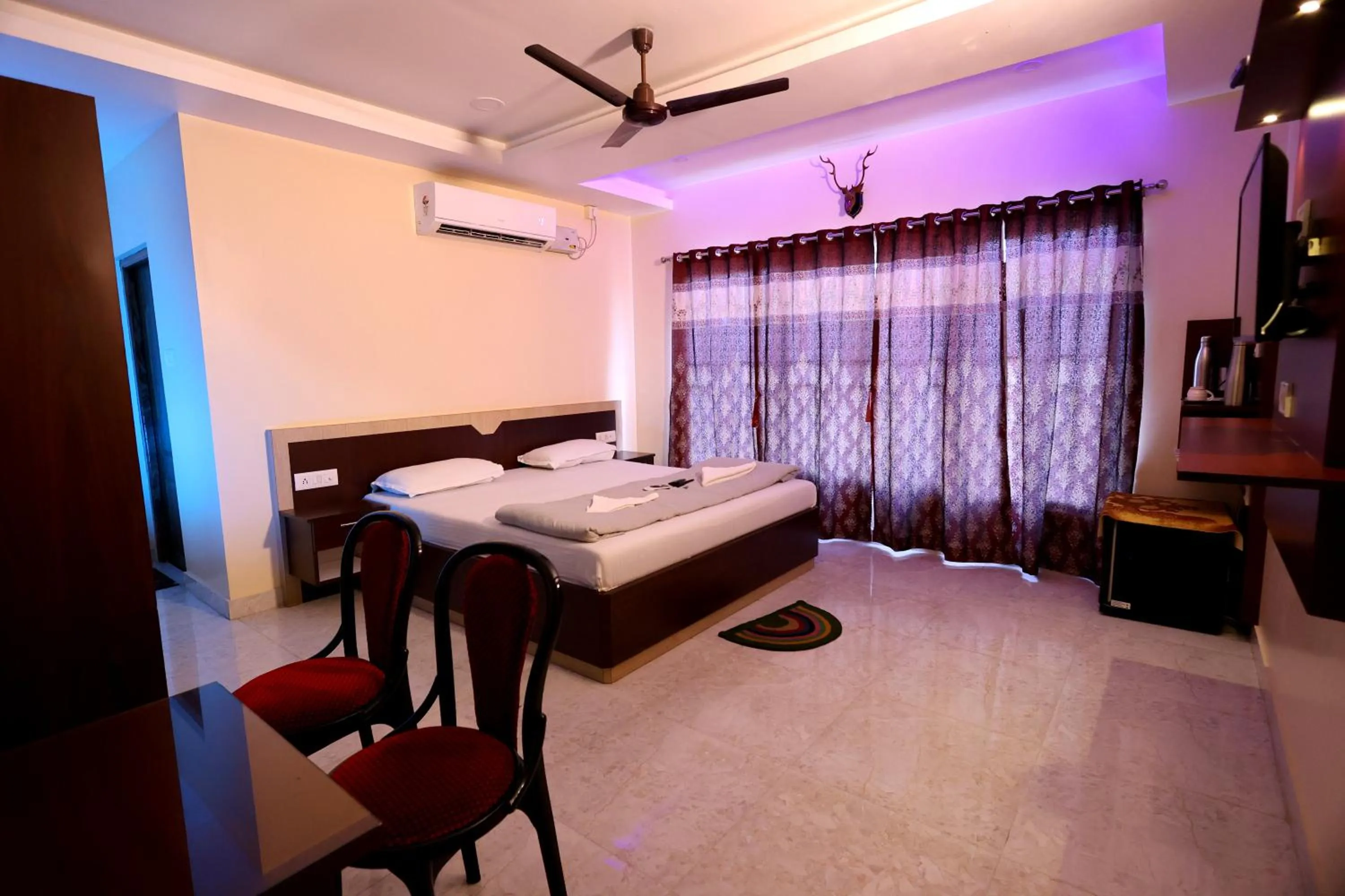 Bed in Deer Park Hometel