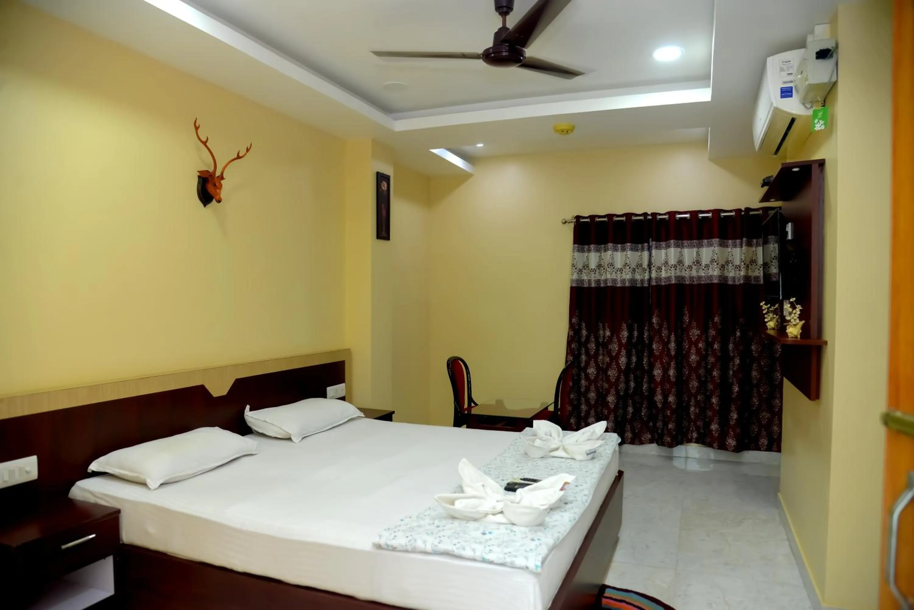 Bed in Deer Park Hometel