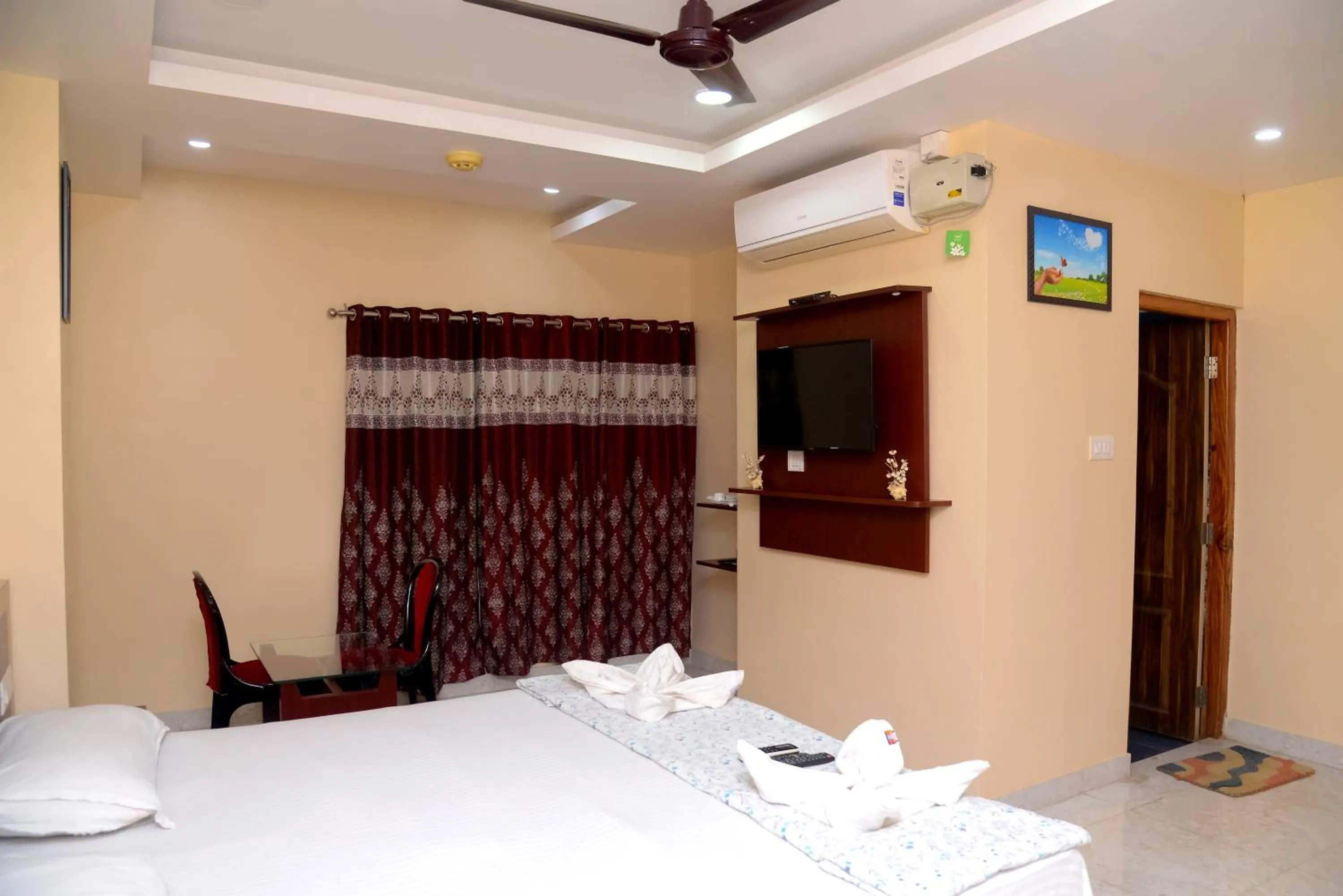 Bed in Deer Park Hometel