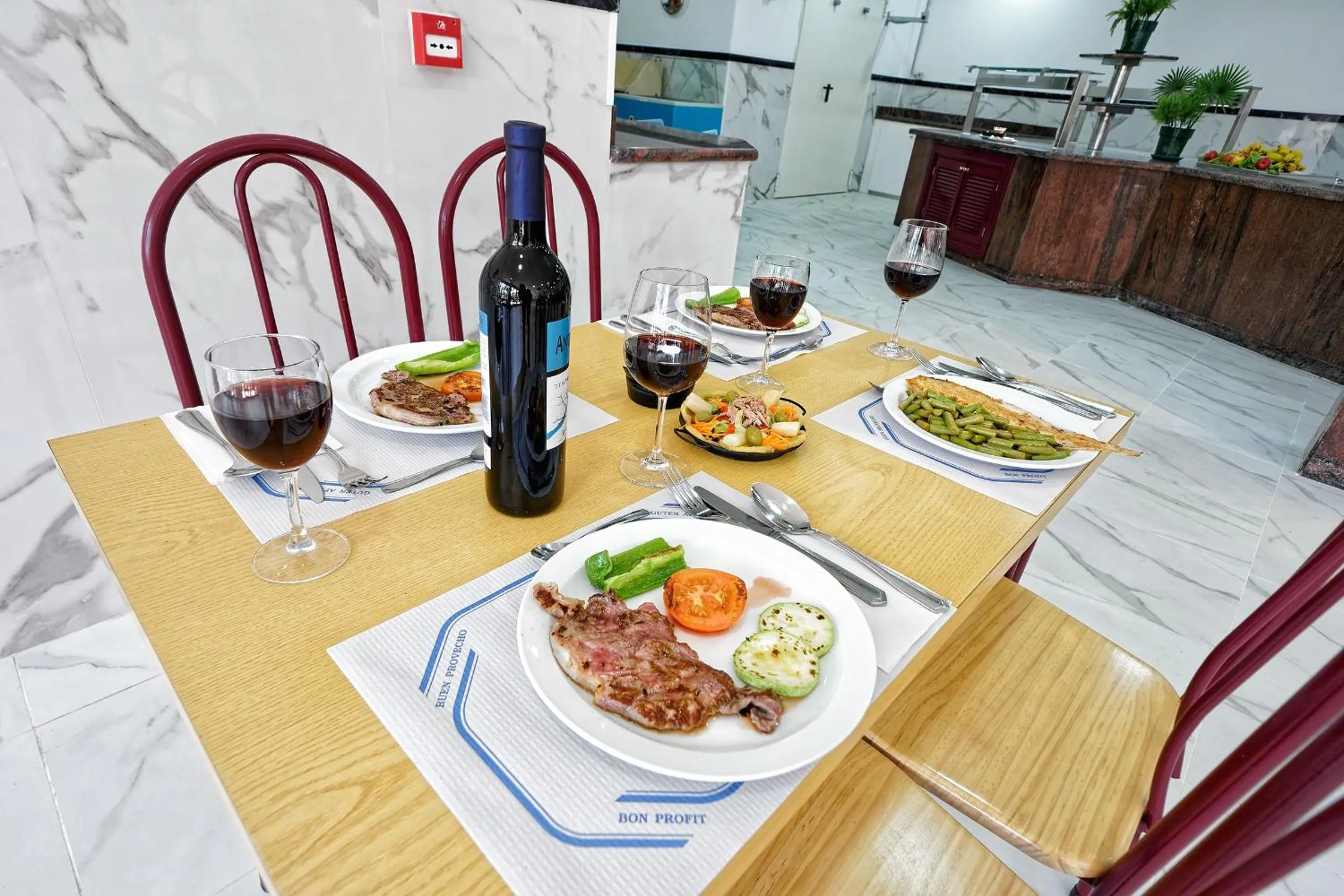 Food and drinks in Bungalows Maspalomas Oasis Club - All Inclusive.