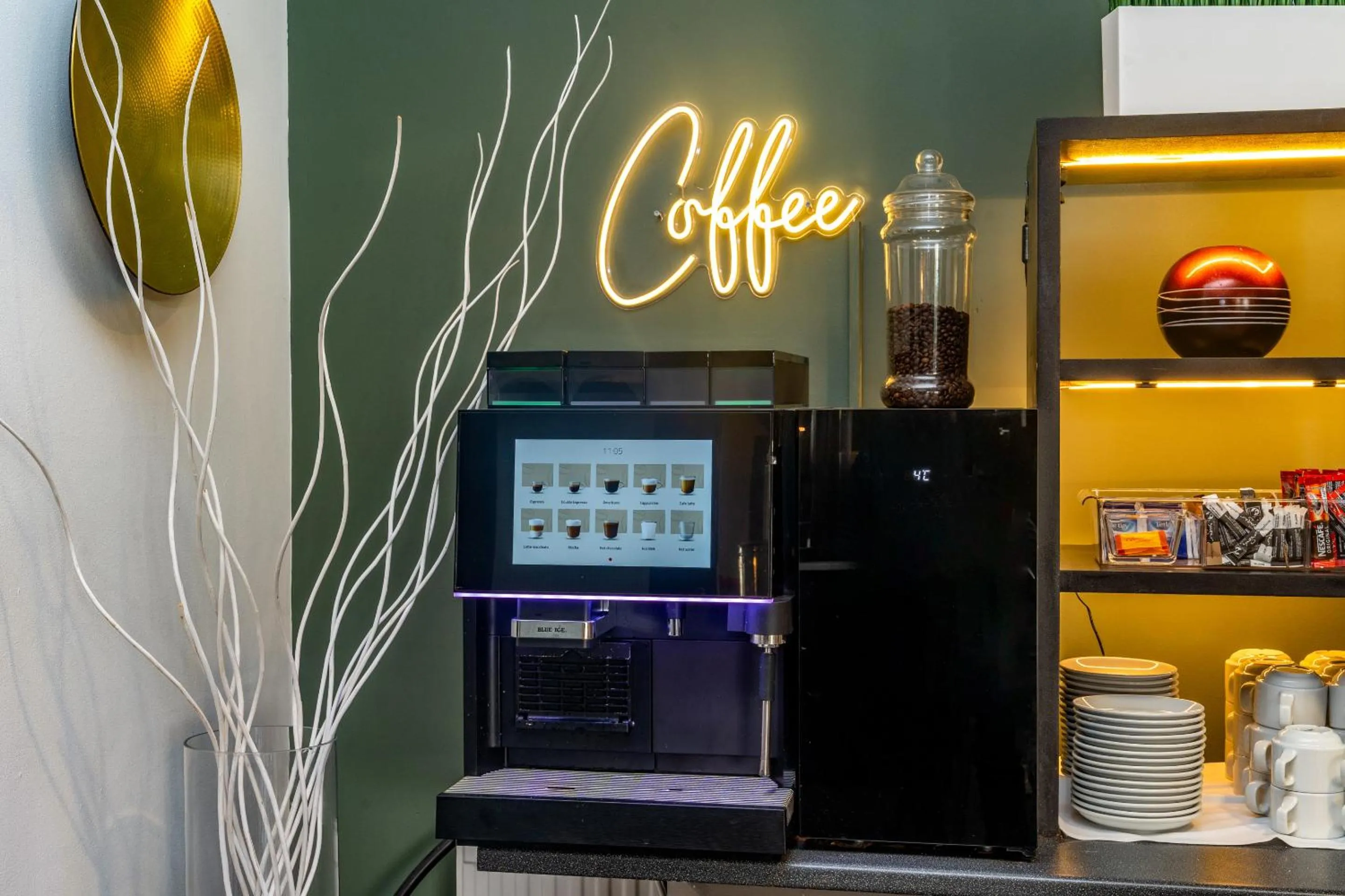 Dining area in Croft Court Hotel Free Parking