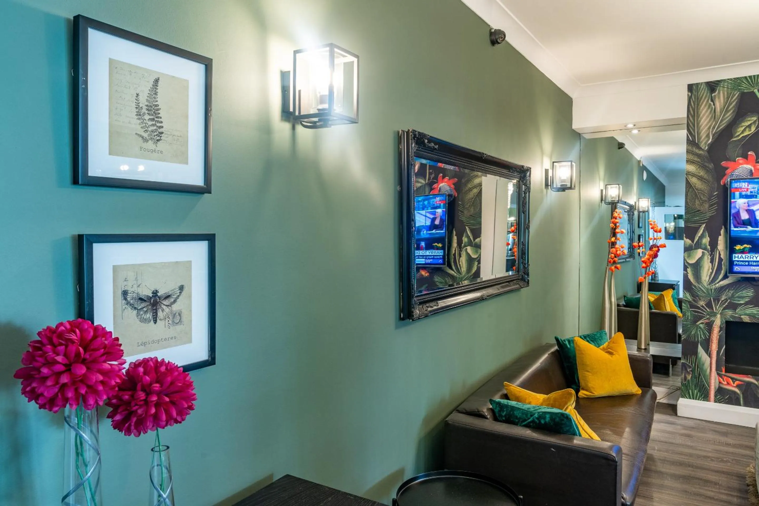 Living room in Croft Court Hotel Free Parking