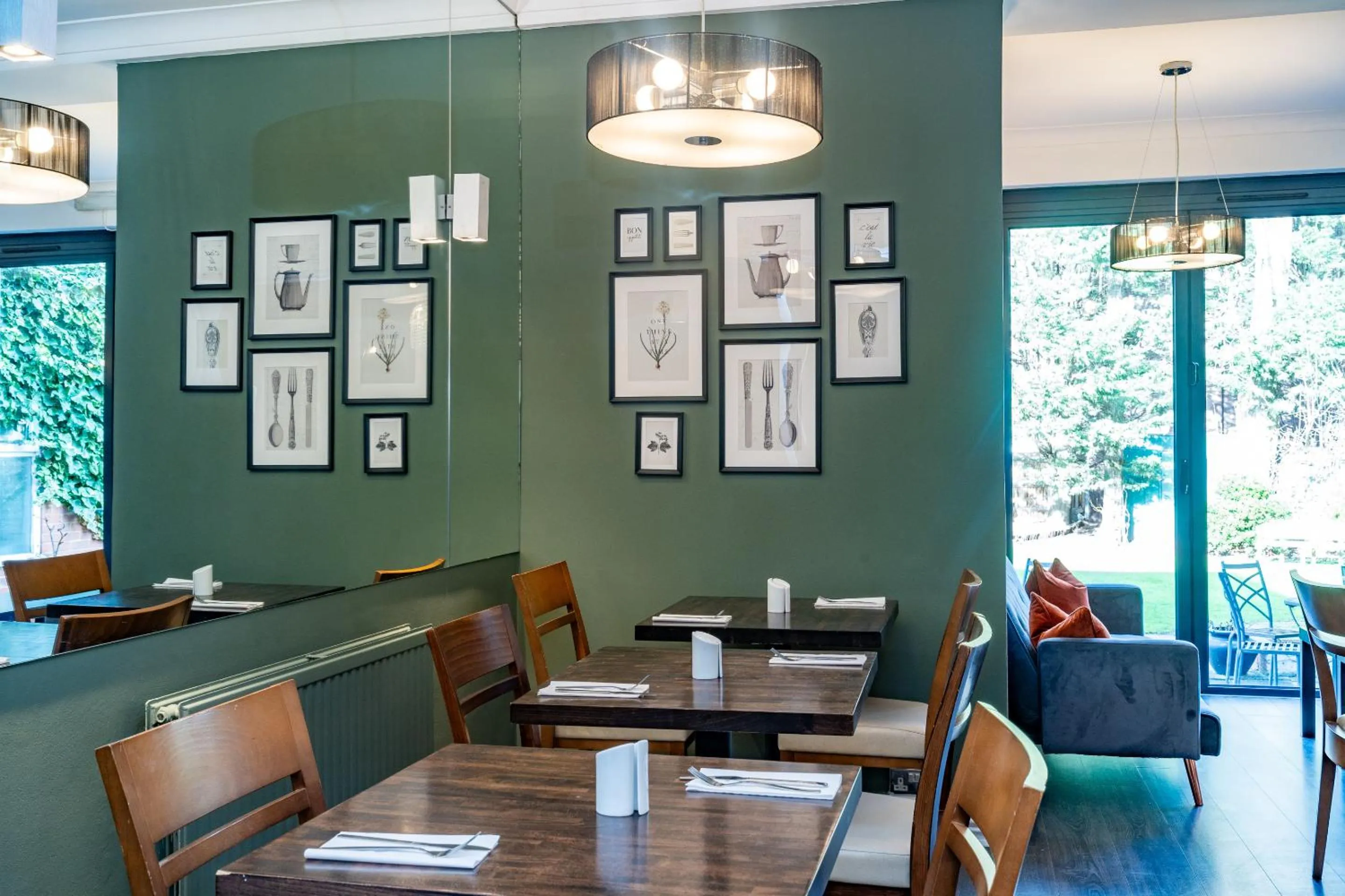 Dining area in Croft Court Hotel Free Parking