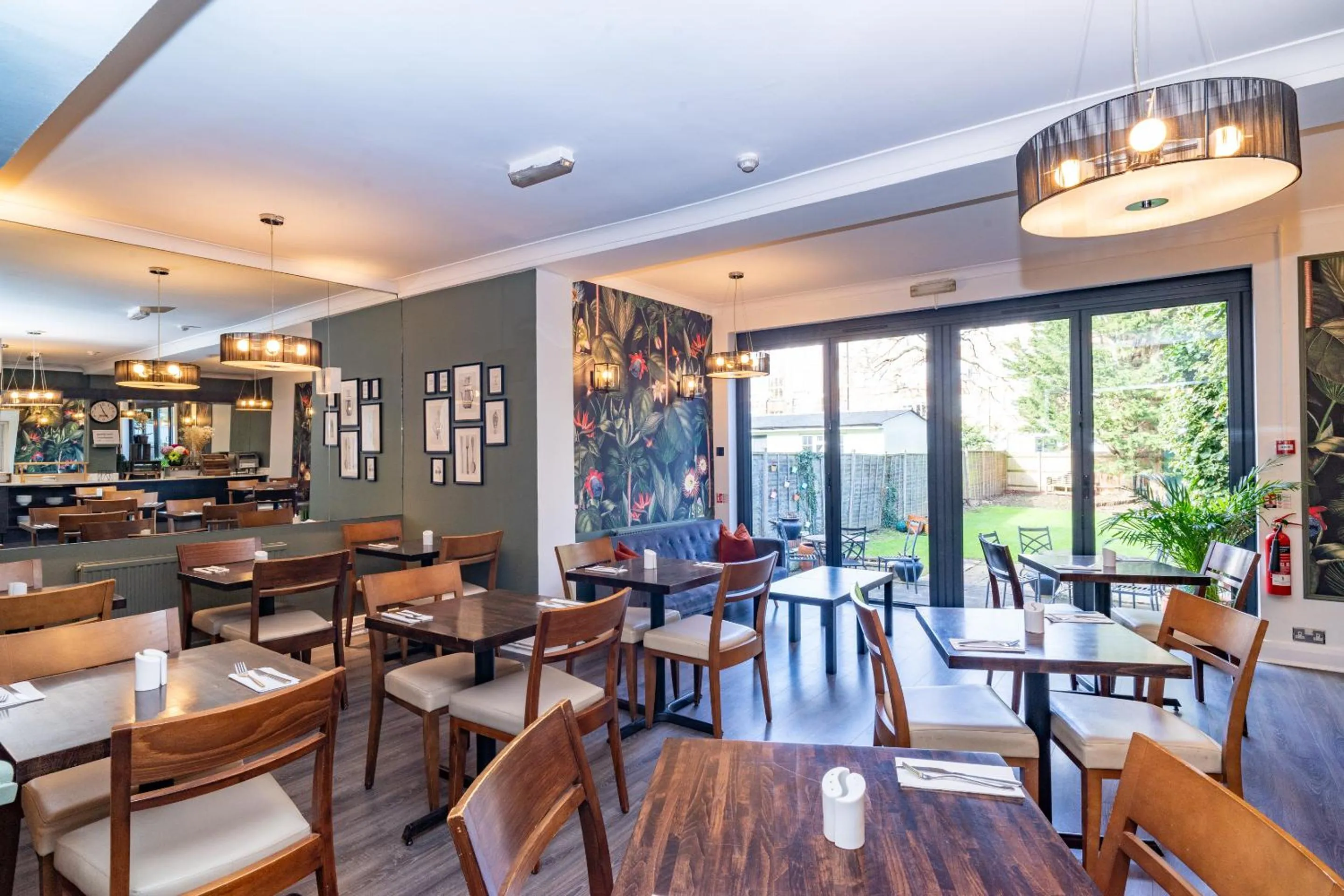 Dining area in Croft Court Hotel Free Parking