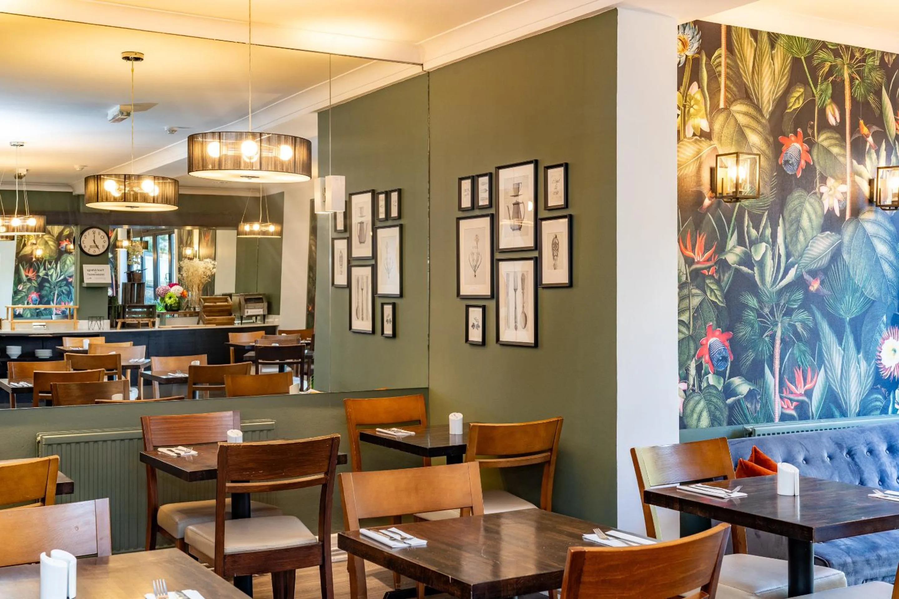 Dining area in Croft Court Hotel Free Parking