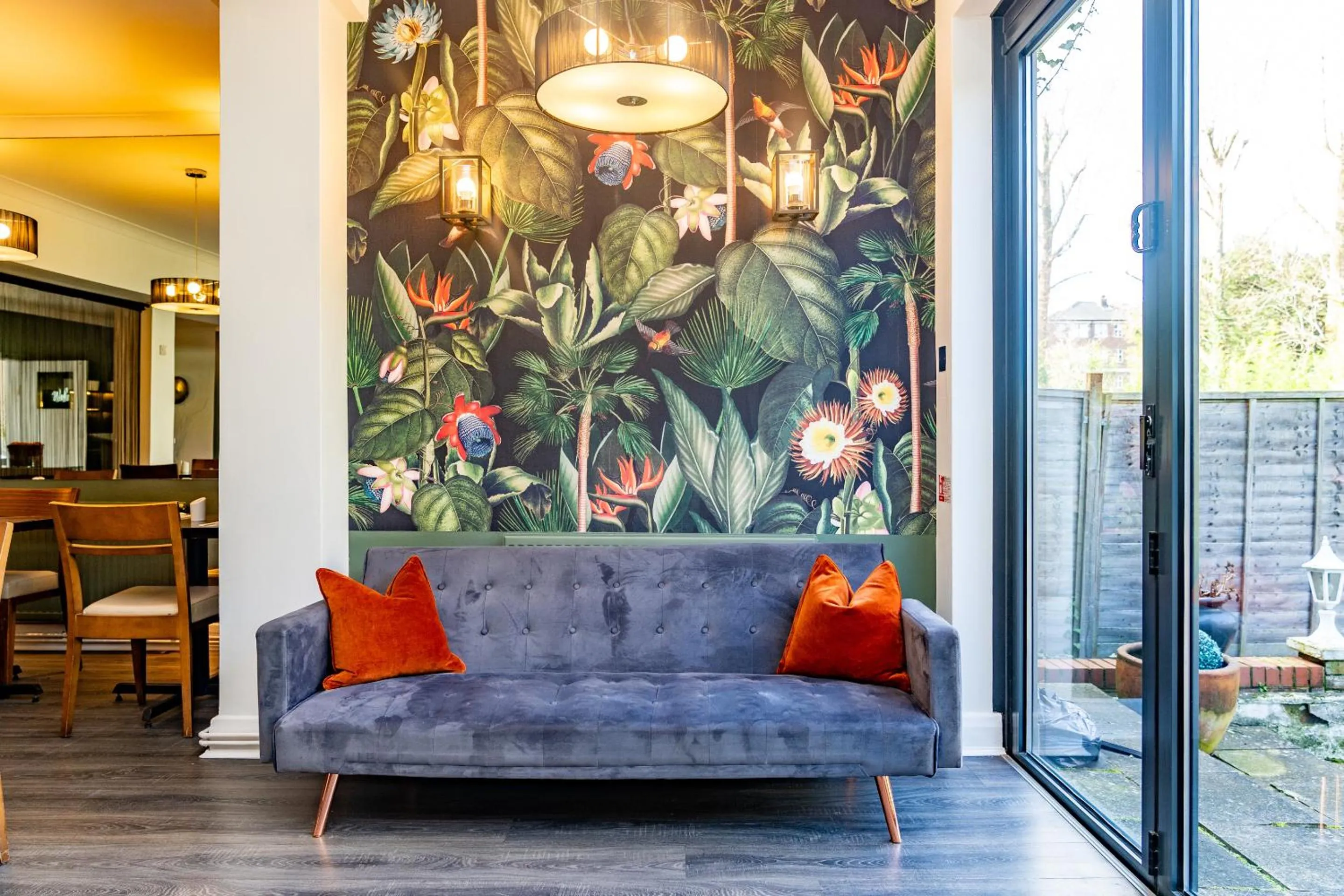 Living room in Croft Court Hotel Free Parking