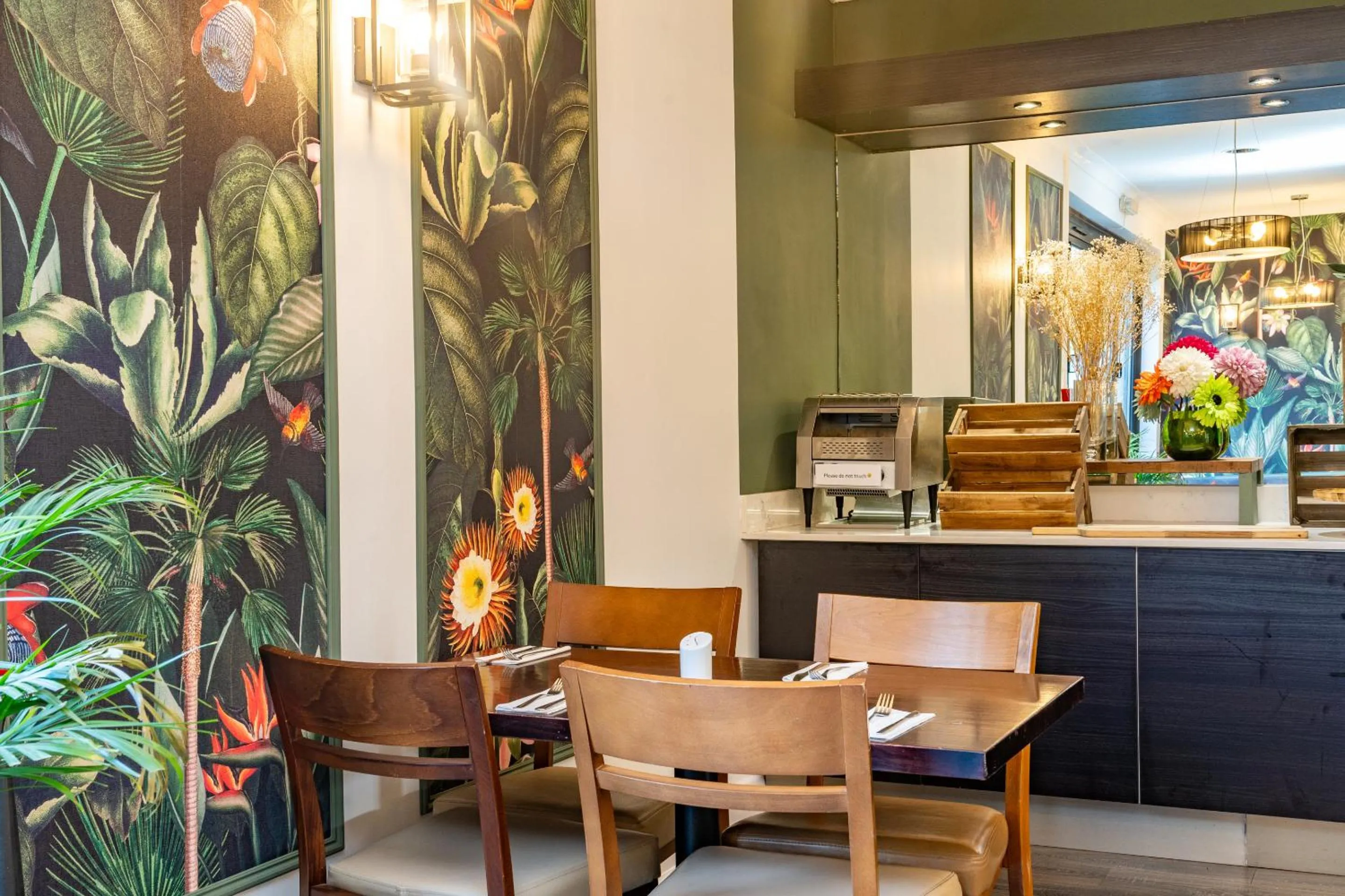 Dining area in Croft Court Hotel Free Parking