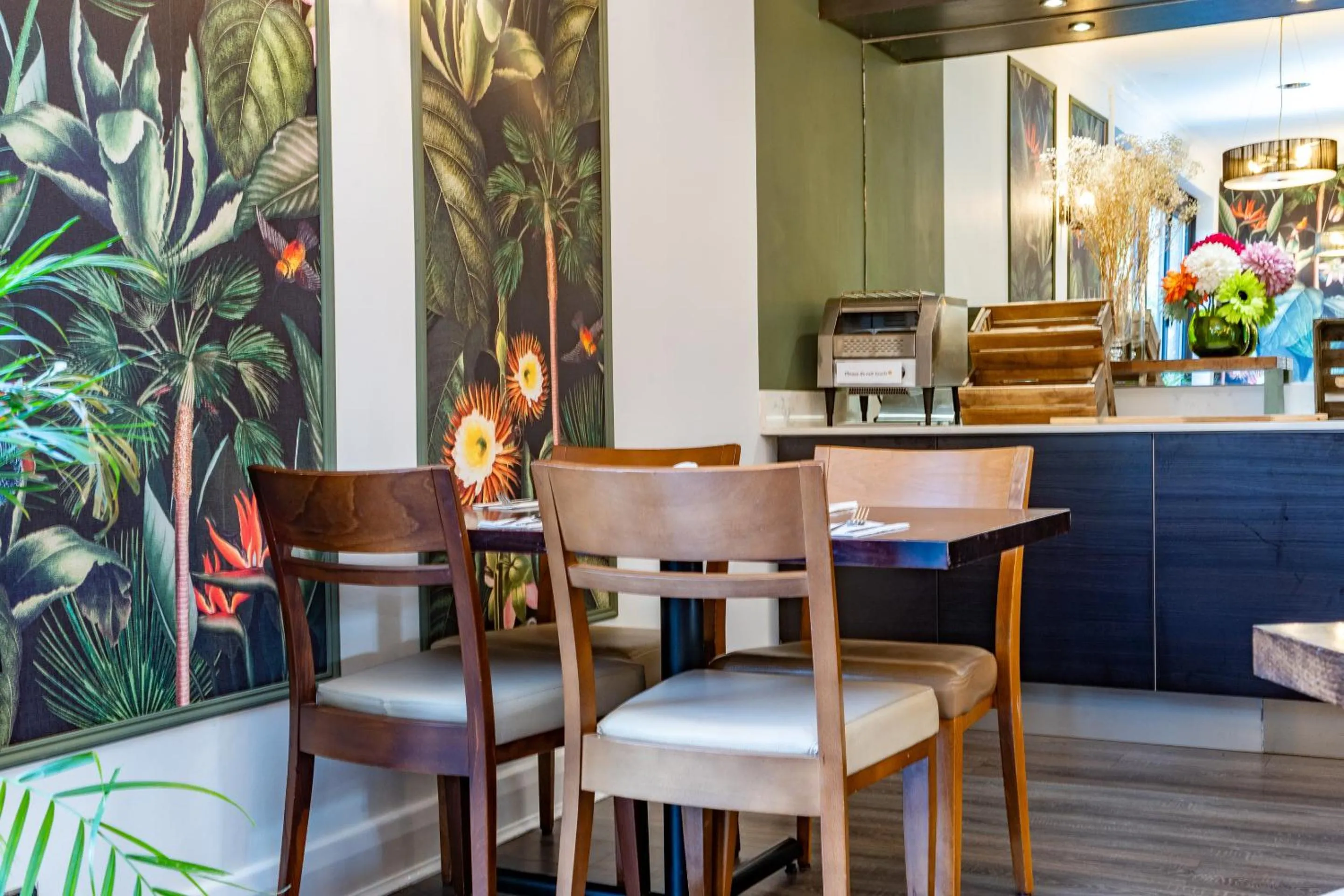 Dining area in Croft Court Hotel Free Parking