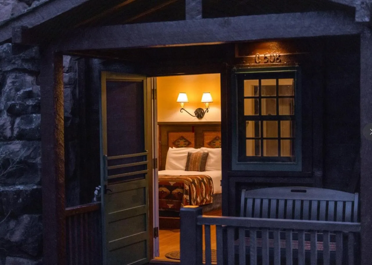 Facade/entrance, Bed in Zion Lodge - Inside the Park
