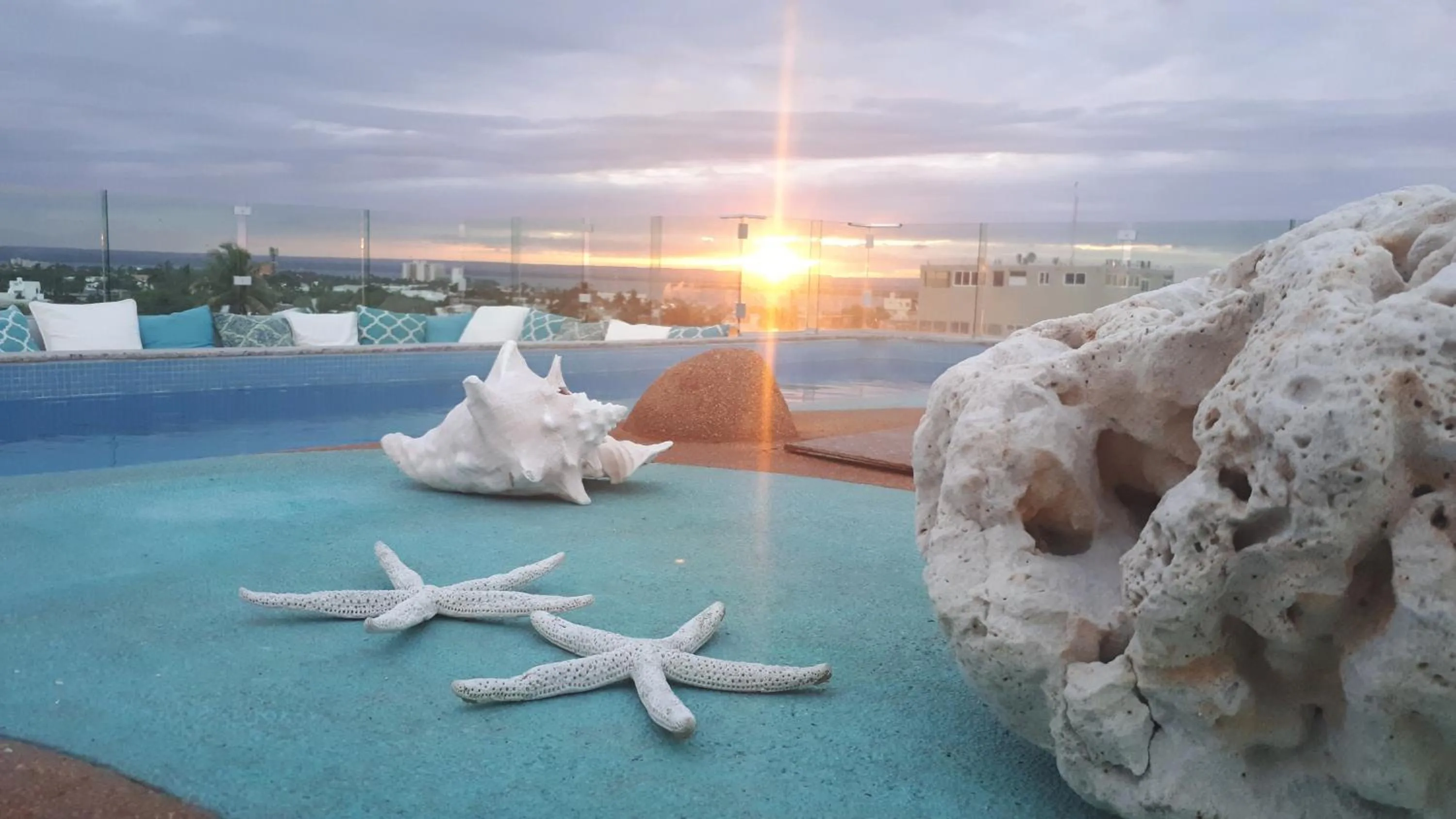 Swimming pool in Hotel HBlue Centro