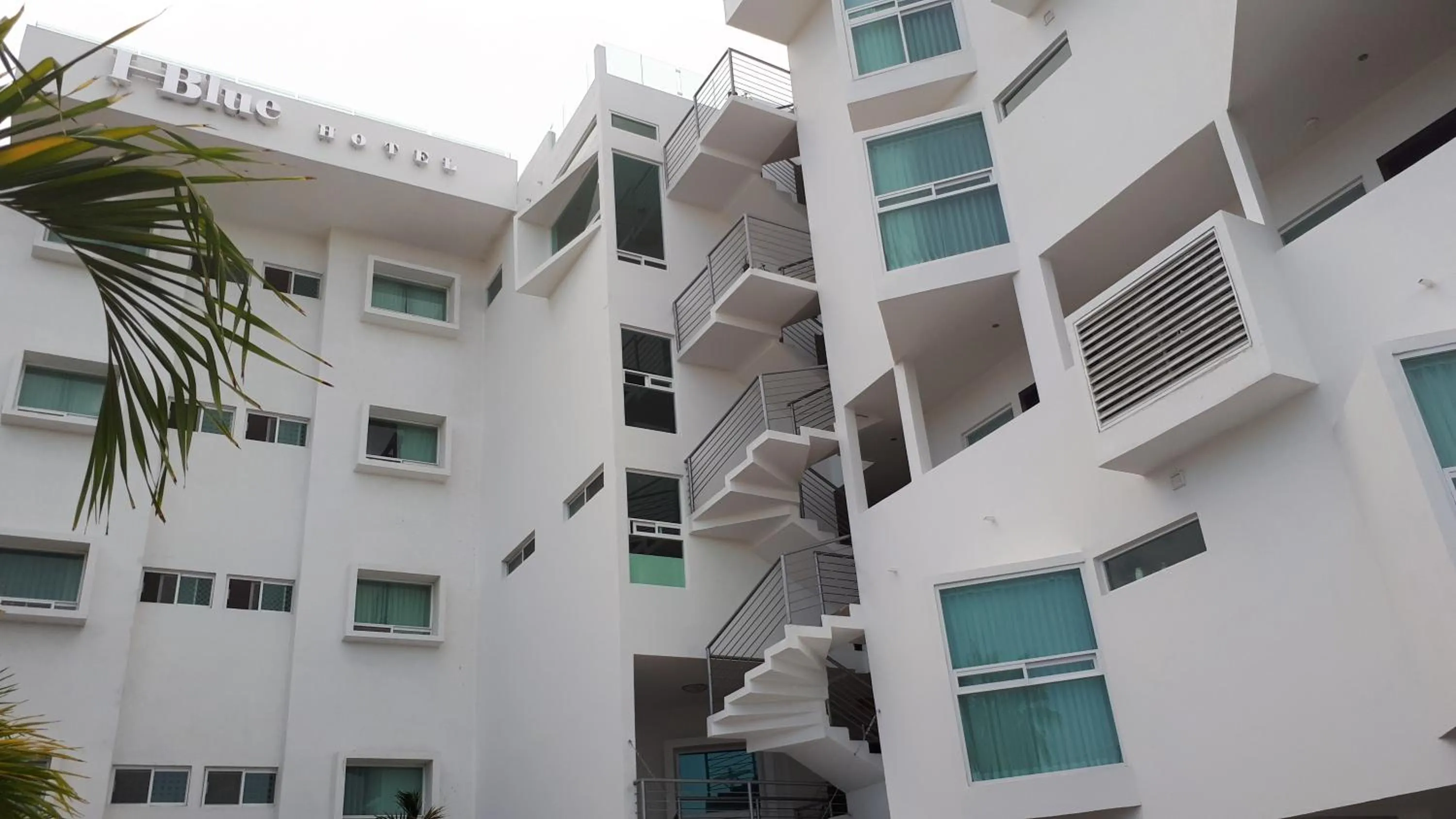 Facade/entrance in Hotel HBlue Centro