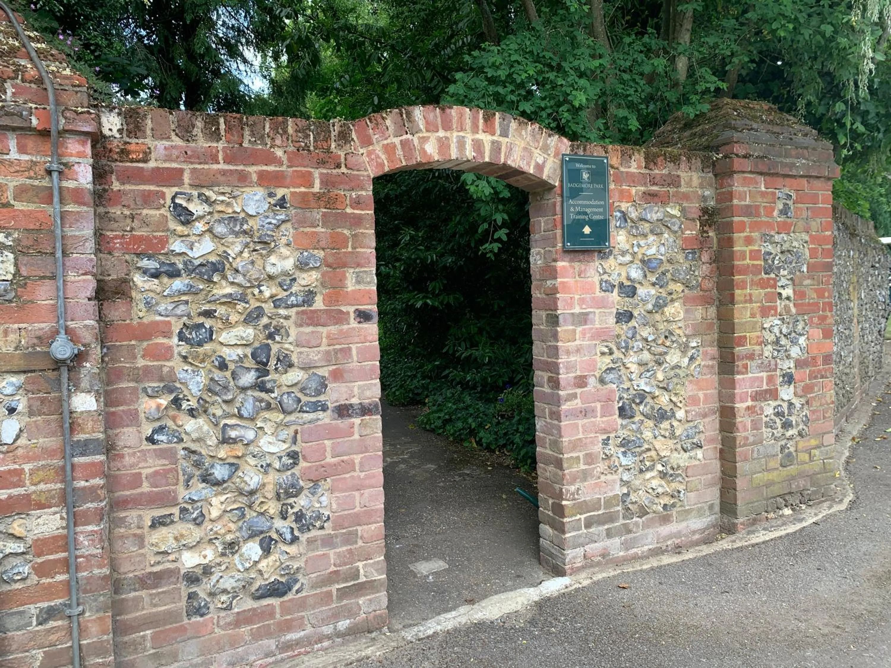 Facade/entrance in Badgemore Park