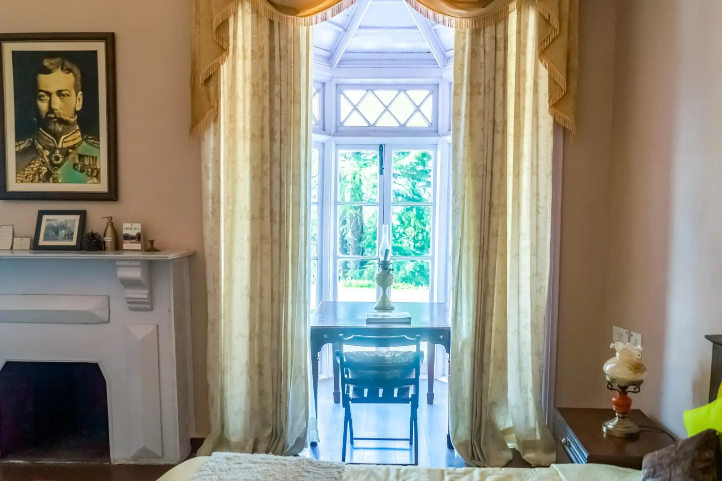 Writer's Room in Tree of Life Grand Oak Manor Binsar Writer's Room in Tree of Life Grand Oak Manor Binsar