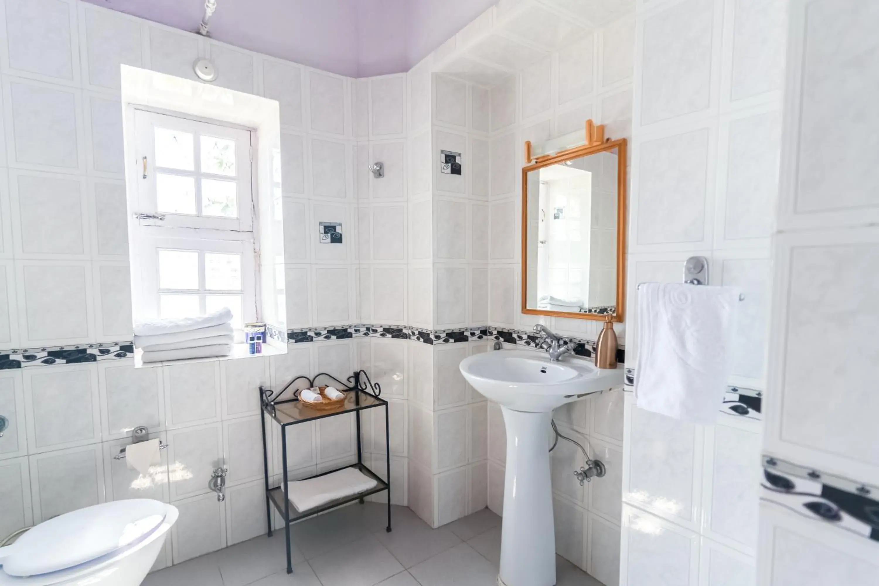 Writer's Room in Tree of Life Grand Oak Manor Binsar Writer's Room in Tree of Life Grand Oak Manor Binsar