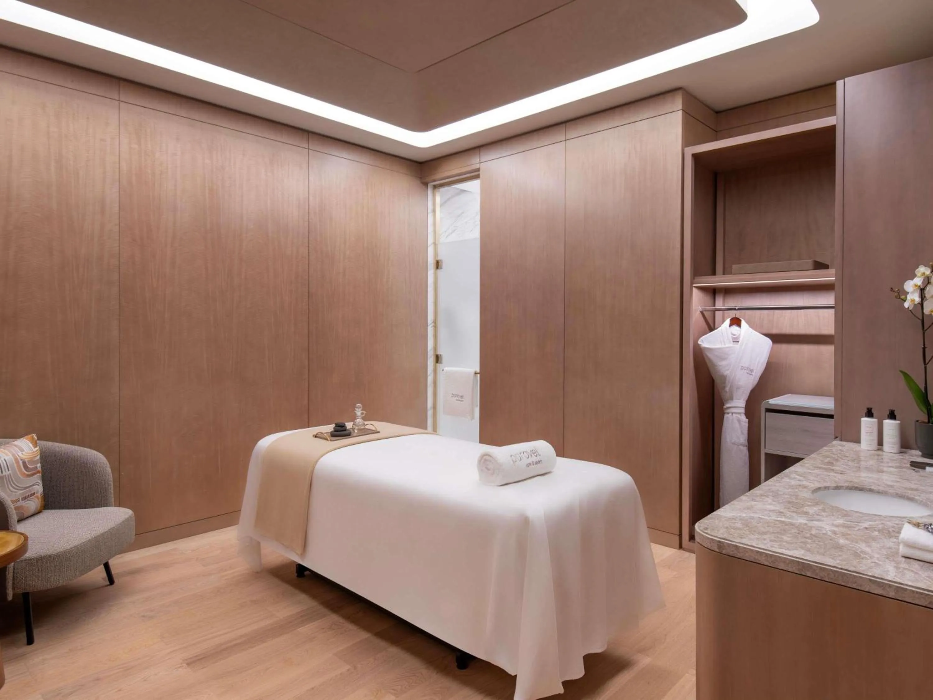Spa and wellness centre/facilities, Bed in Swissôtel Corniche Park Towers Doha