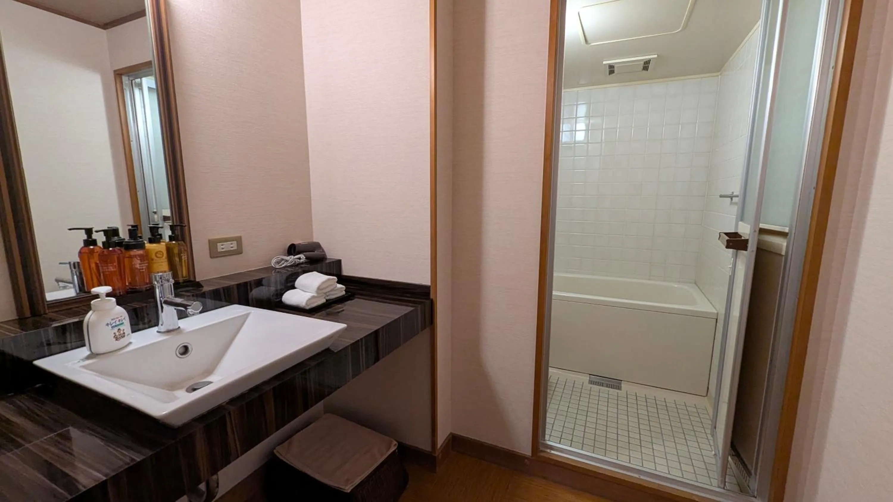 Bathroom in Shinyu no Yado SAZANA