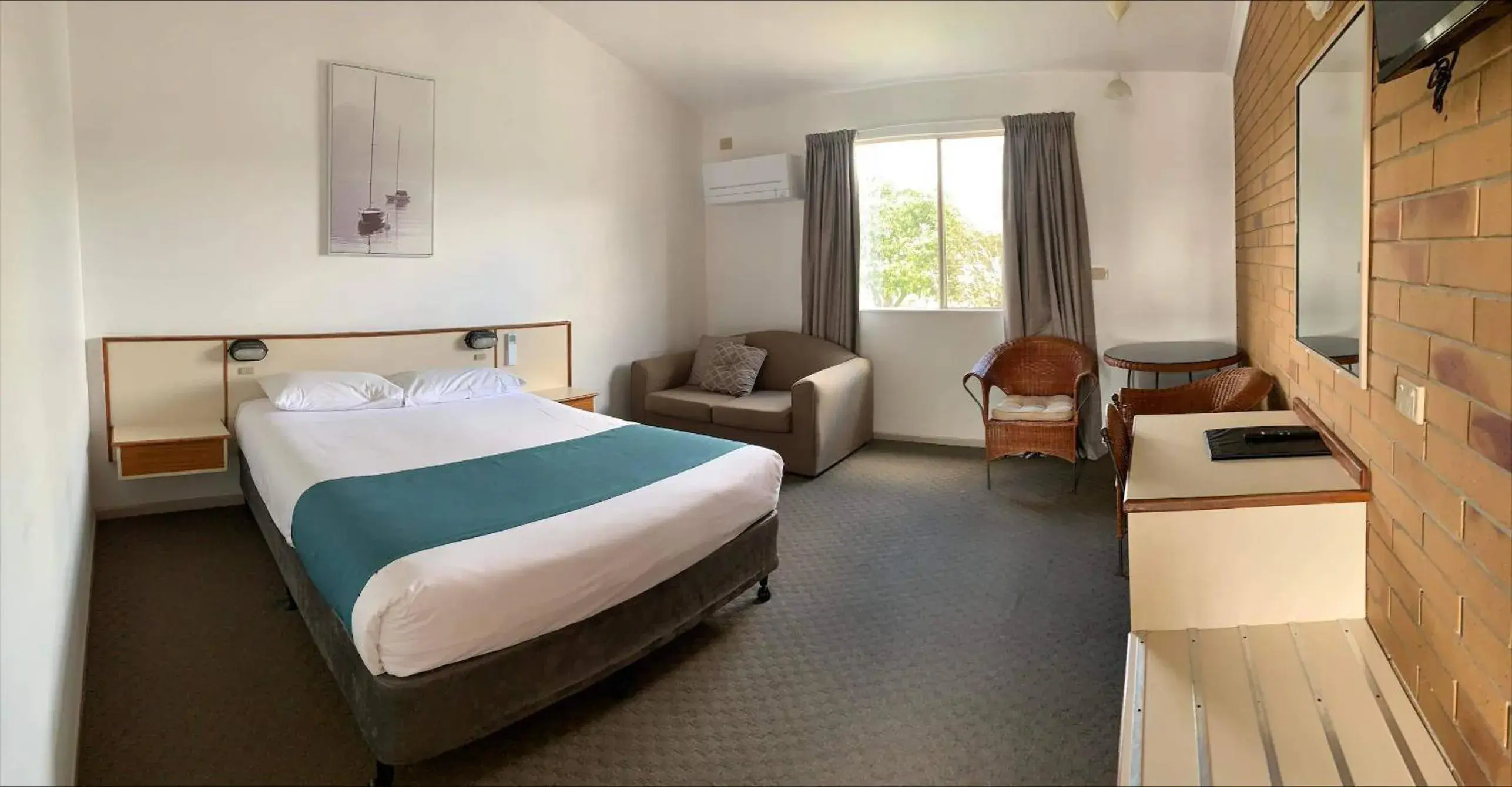 Deluxe Queen Room in Wild Scotsman Motor Inn Gin Gin QLD Deluxe Queen Room in Wild Scotsman Motor Inn Gin Gin QLD