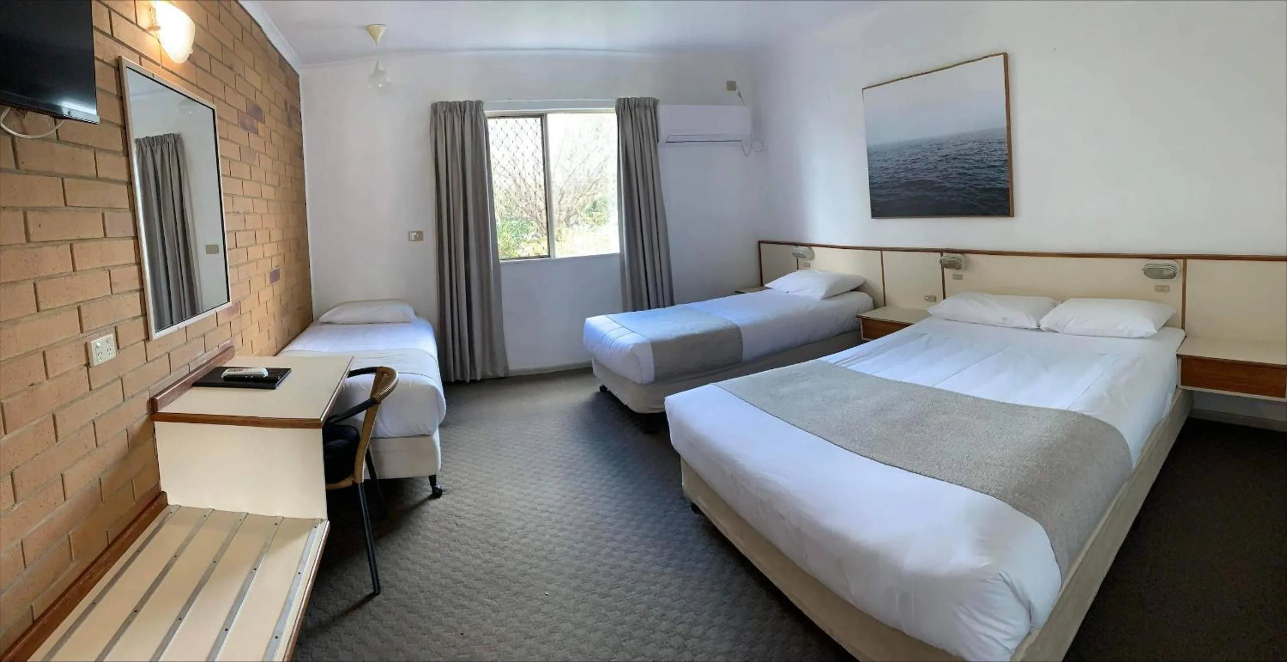 Bed in Wild Scotsman Motor Inn Gin Gin QLD