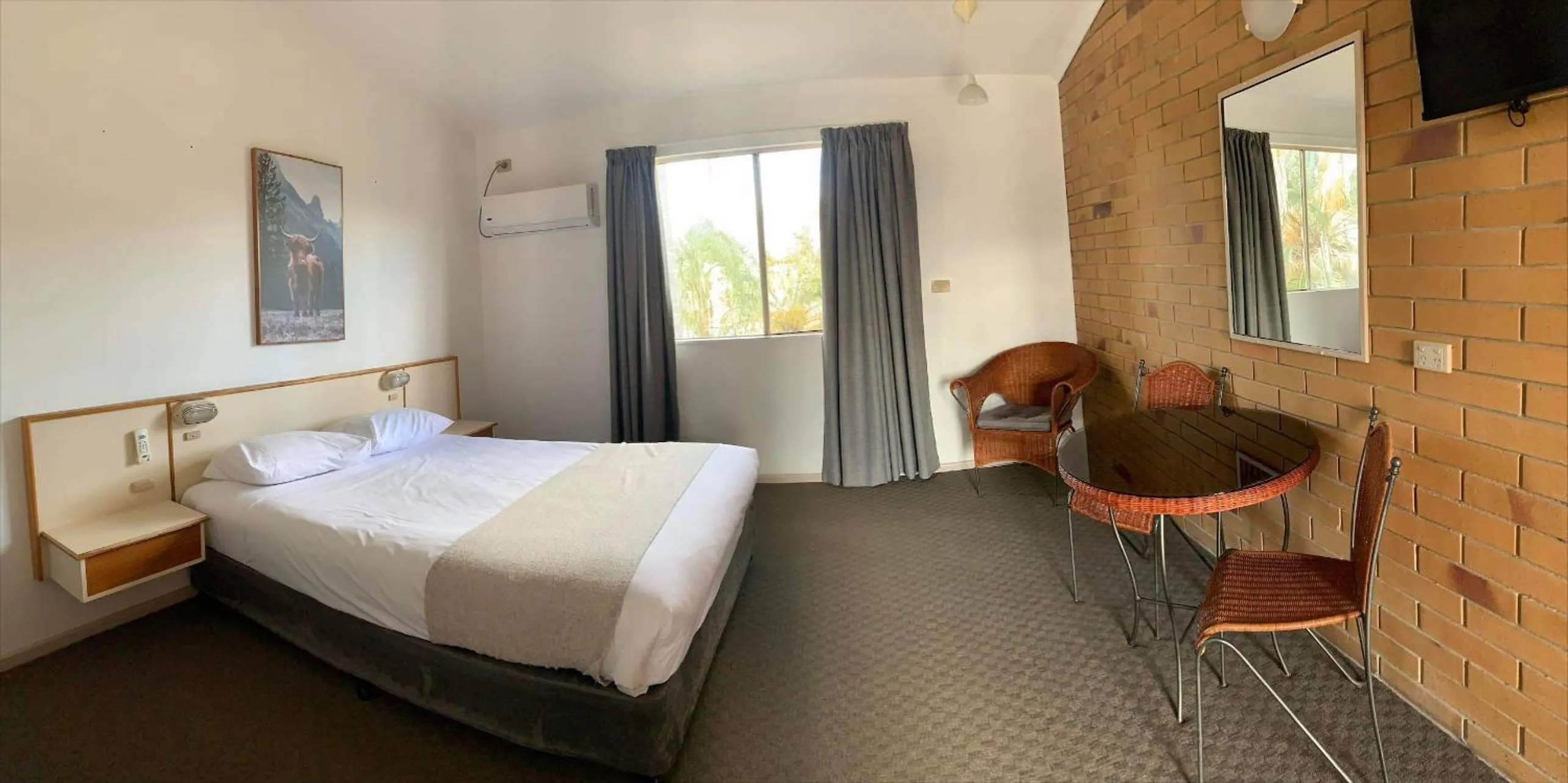 Bed in Wild Scotsman Motor Inn Gin Gin QLD