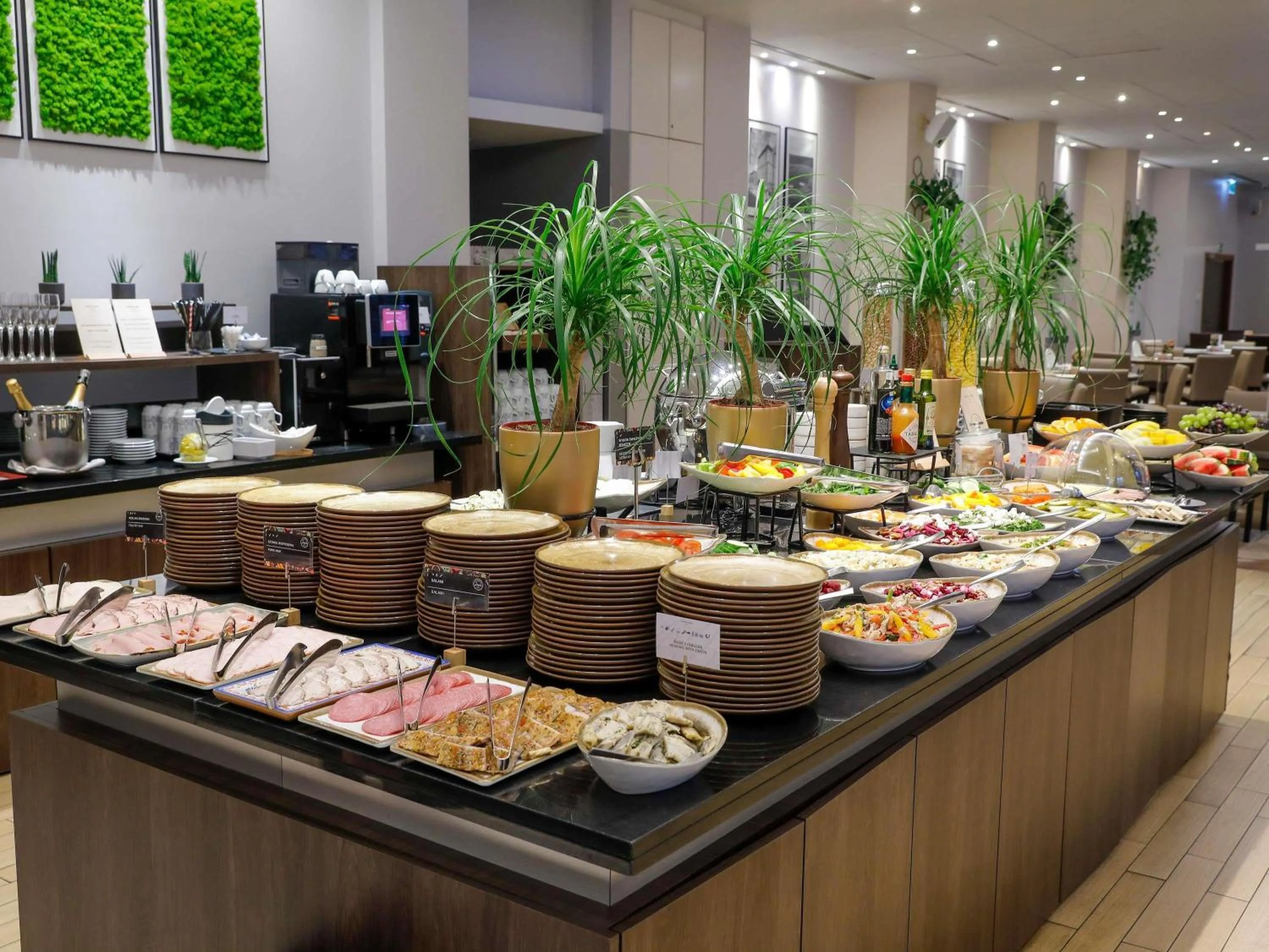 Restaurant/places to eat in Mercure Warszawa Grand