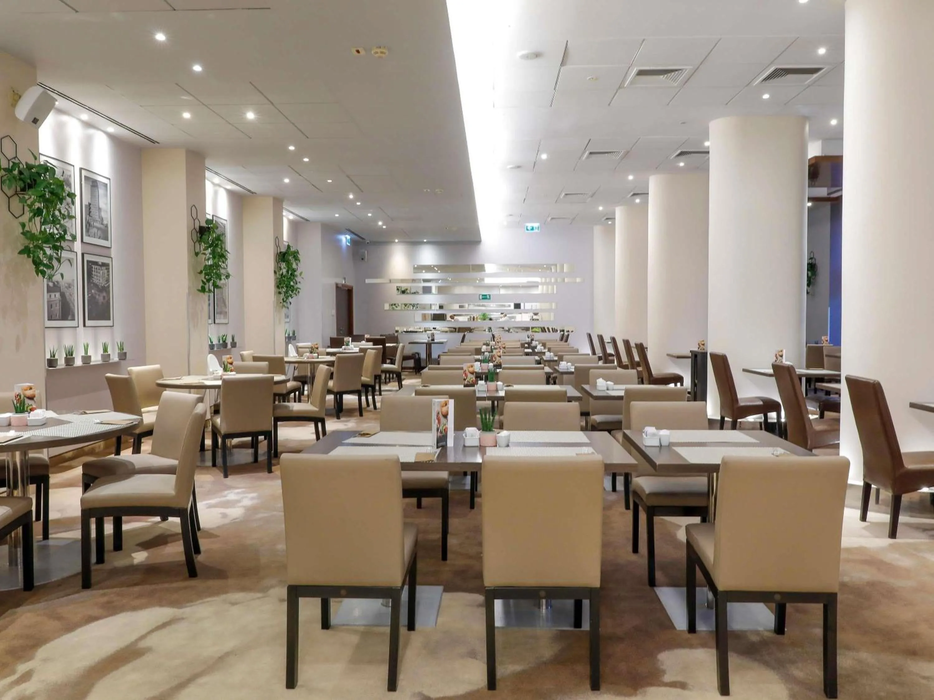 Restaurant/places to eat in Mercure Warszawa Grand