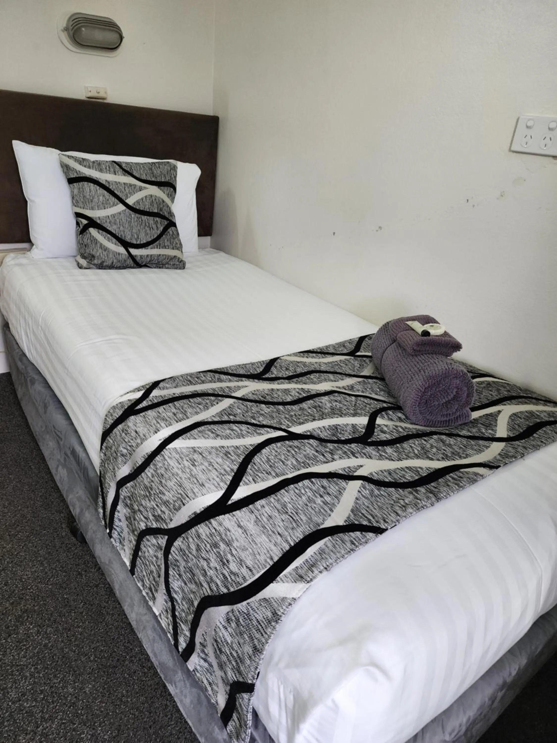 Bed in Inverell Motel
