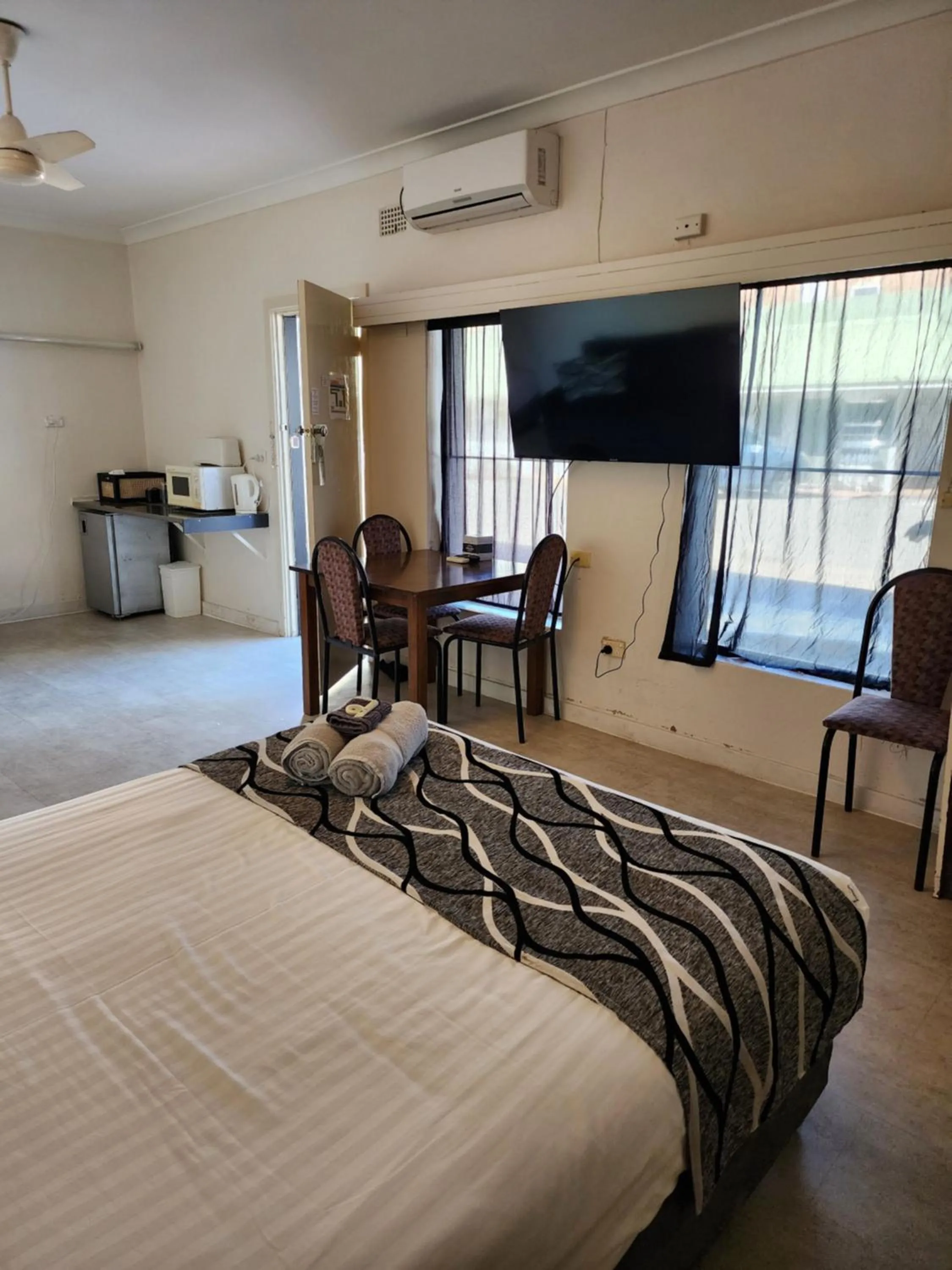 Bed in Inverell Motel