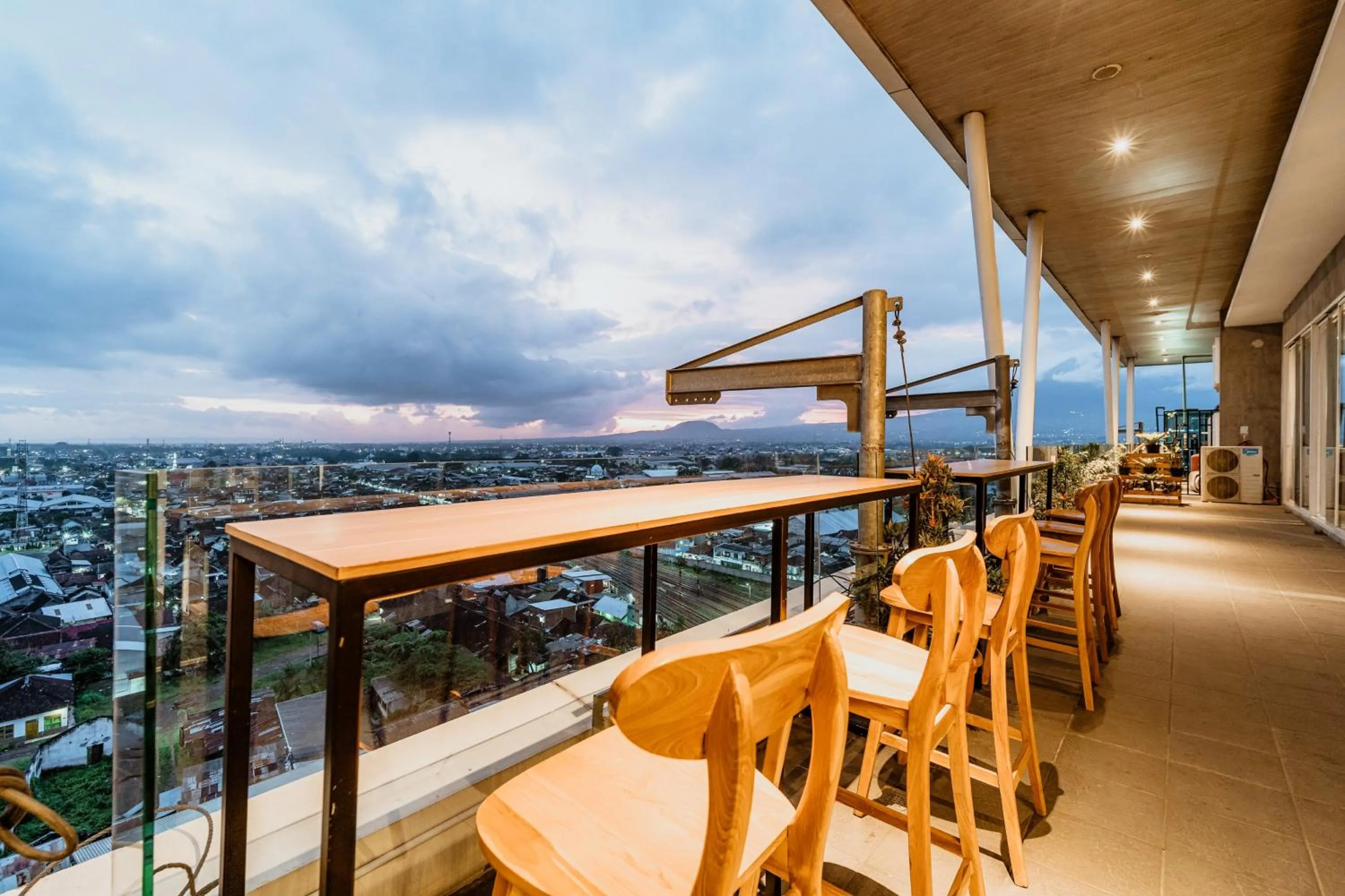 Lounge or bar in Ascent Premiere Hotel and Convention