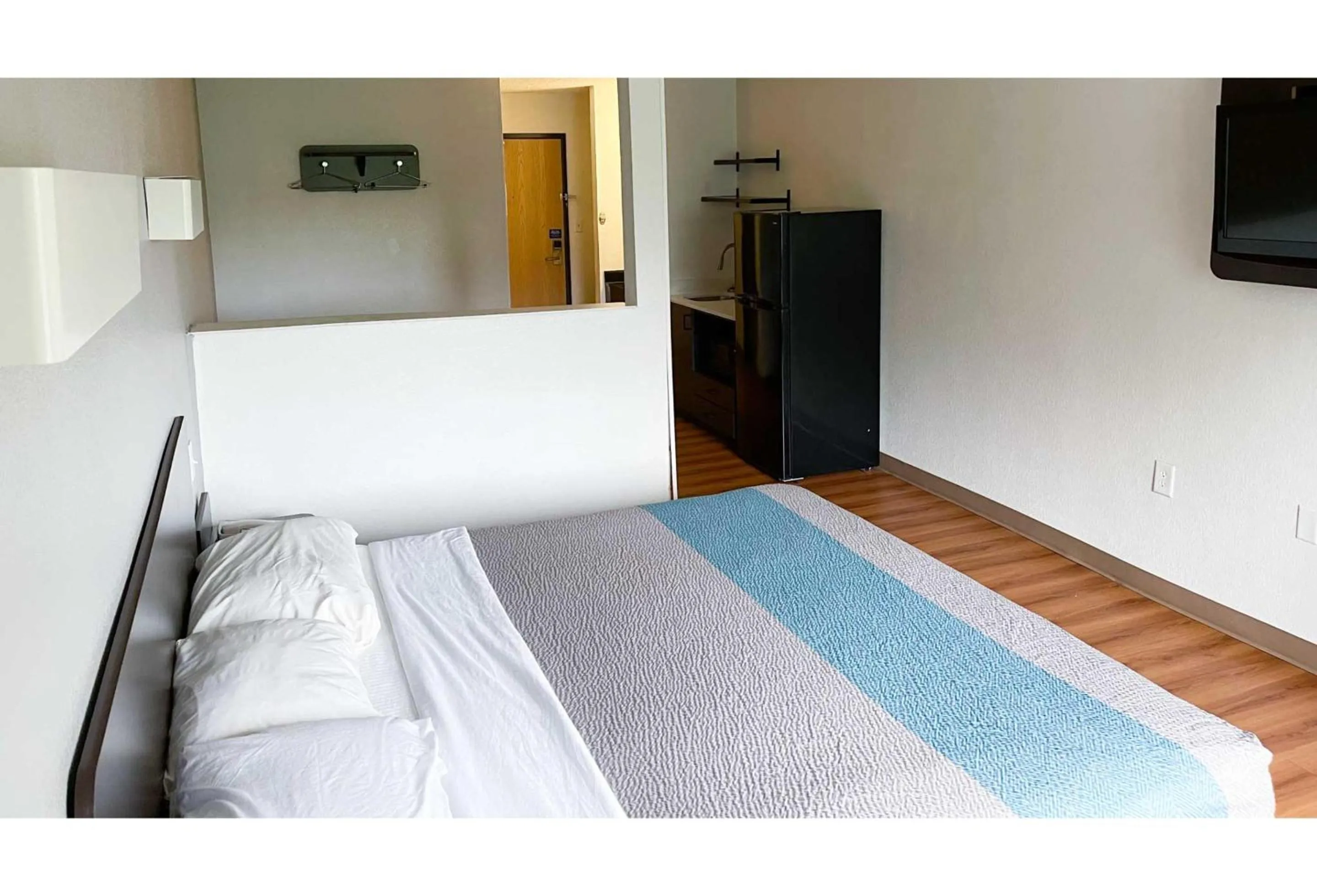 Bed in Studio 6 Indianapolis, IN - Southport