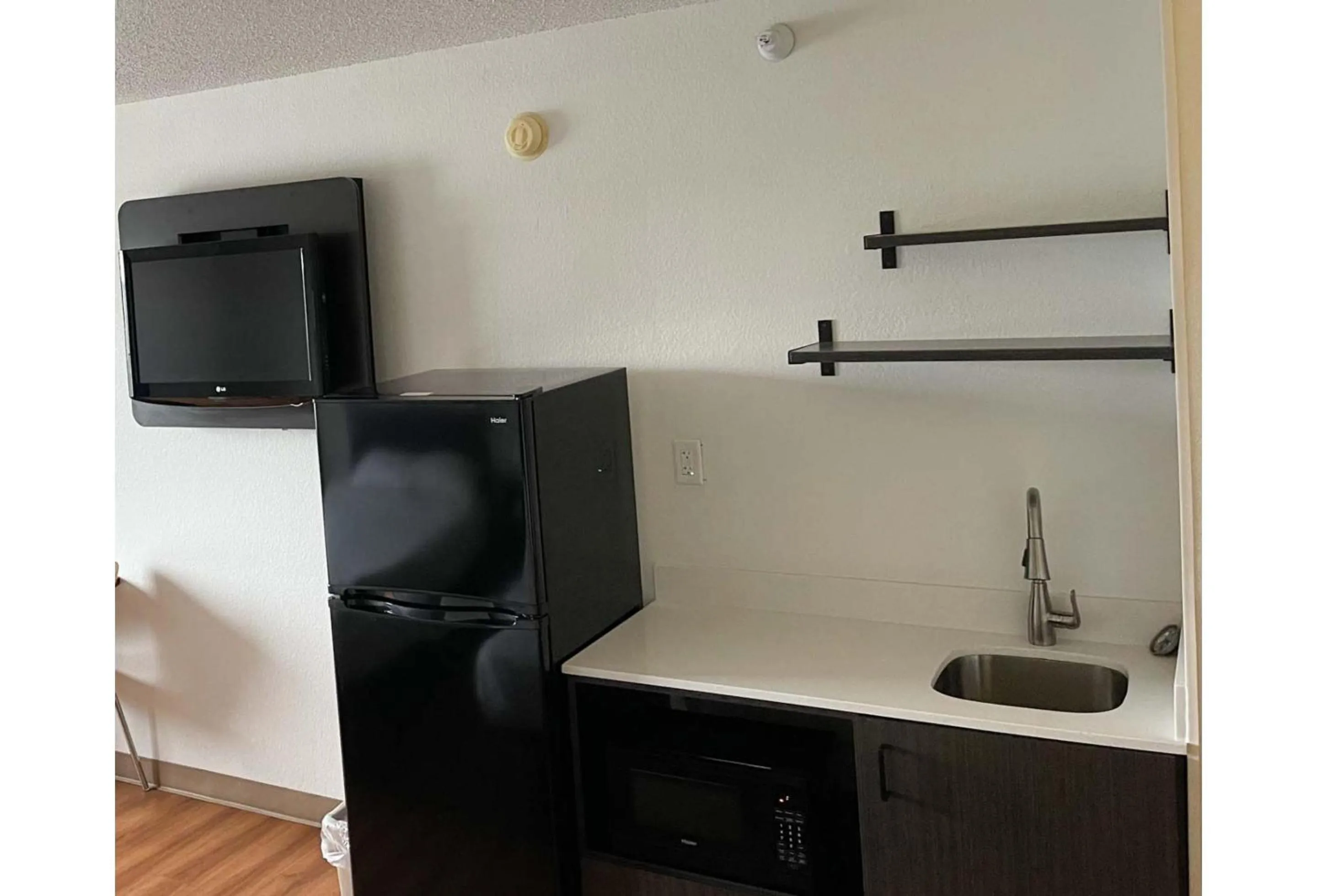 Photo of the whole room in Studio 6 Indianapolis, IN - Southport