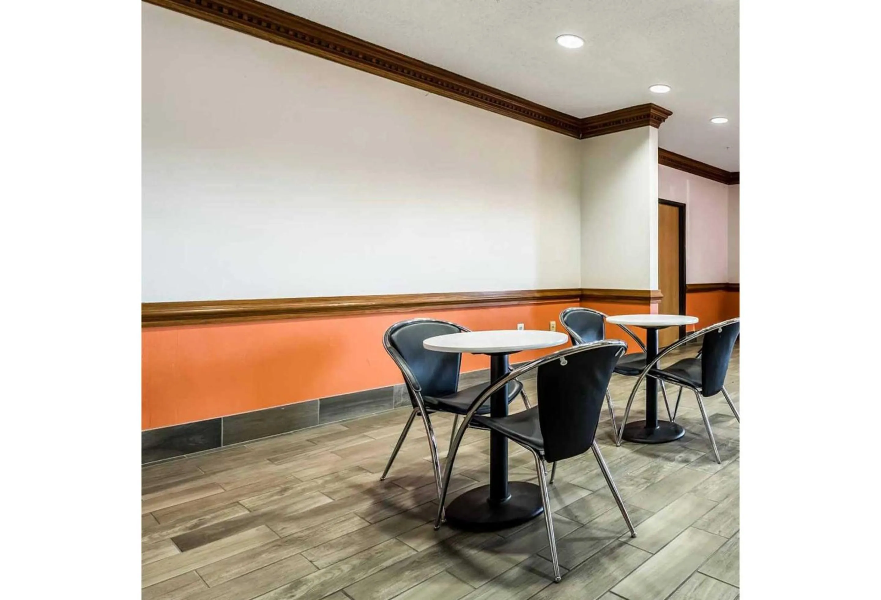 Seating area in Studio 6 Indianapolis, IN - Southport