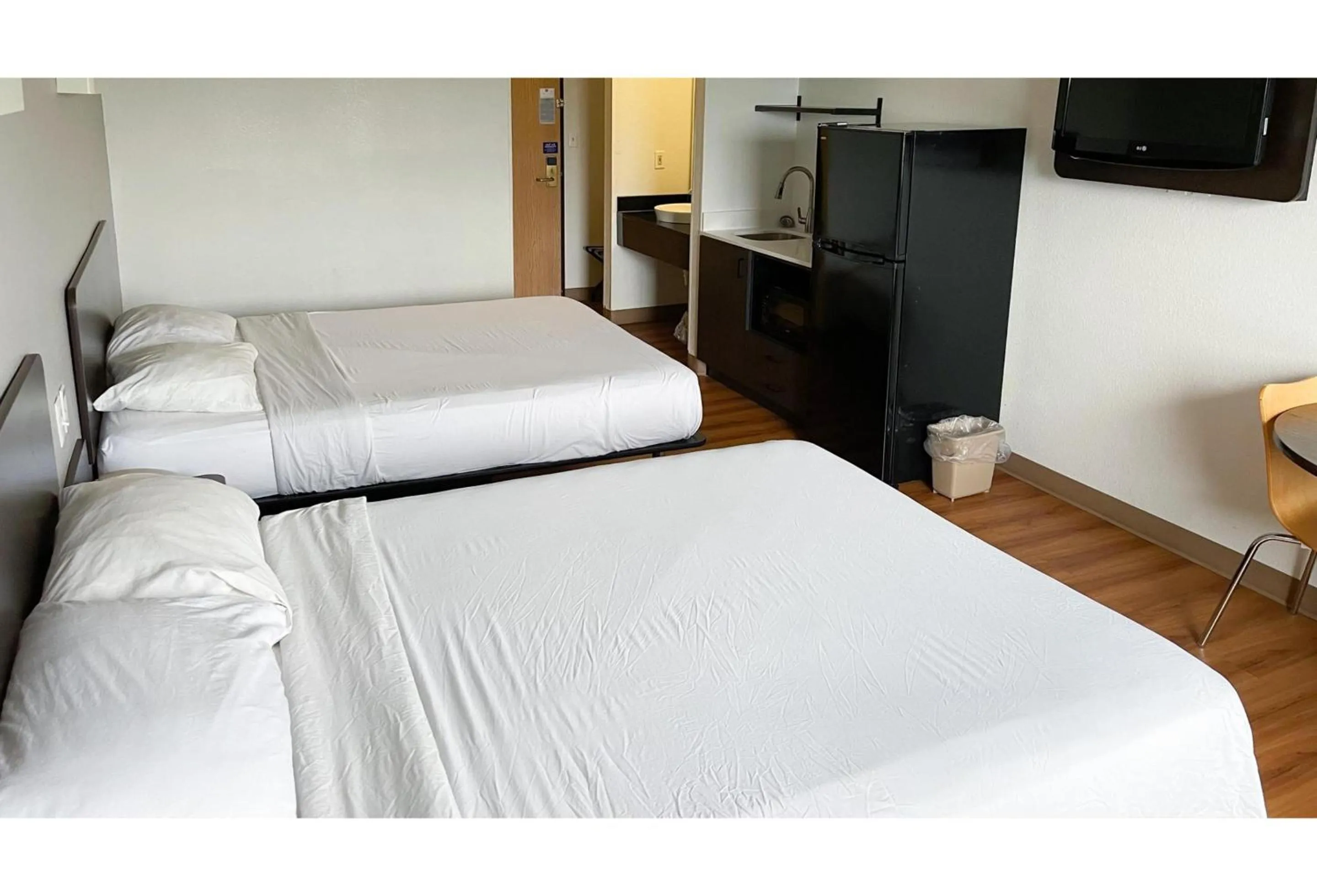 Bed in Studio 6 Indianapolis, IN - Southport