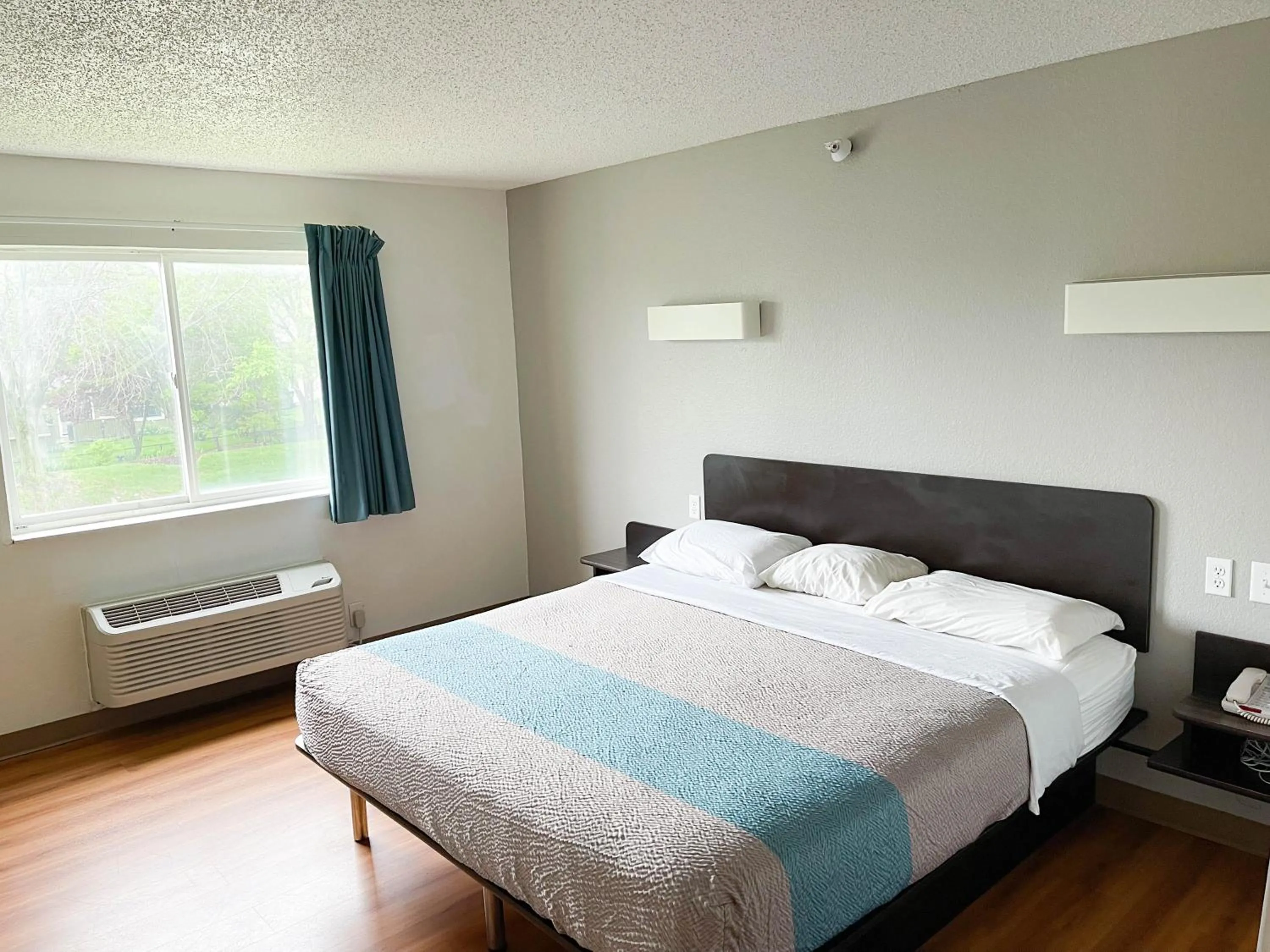 Bed in Studio 6 Indianapolis, IN - Southport