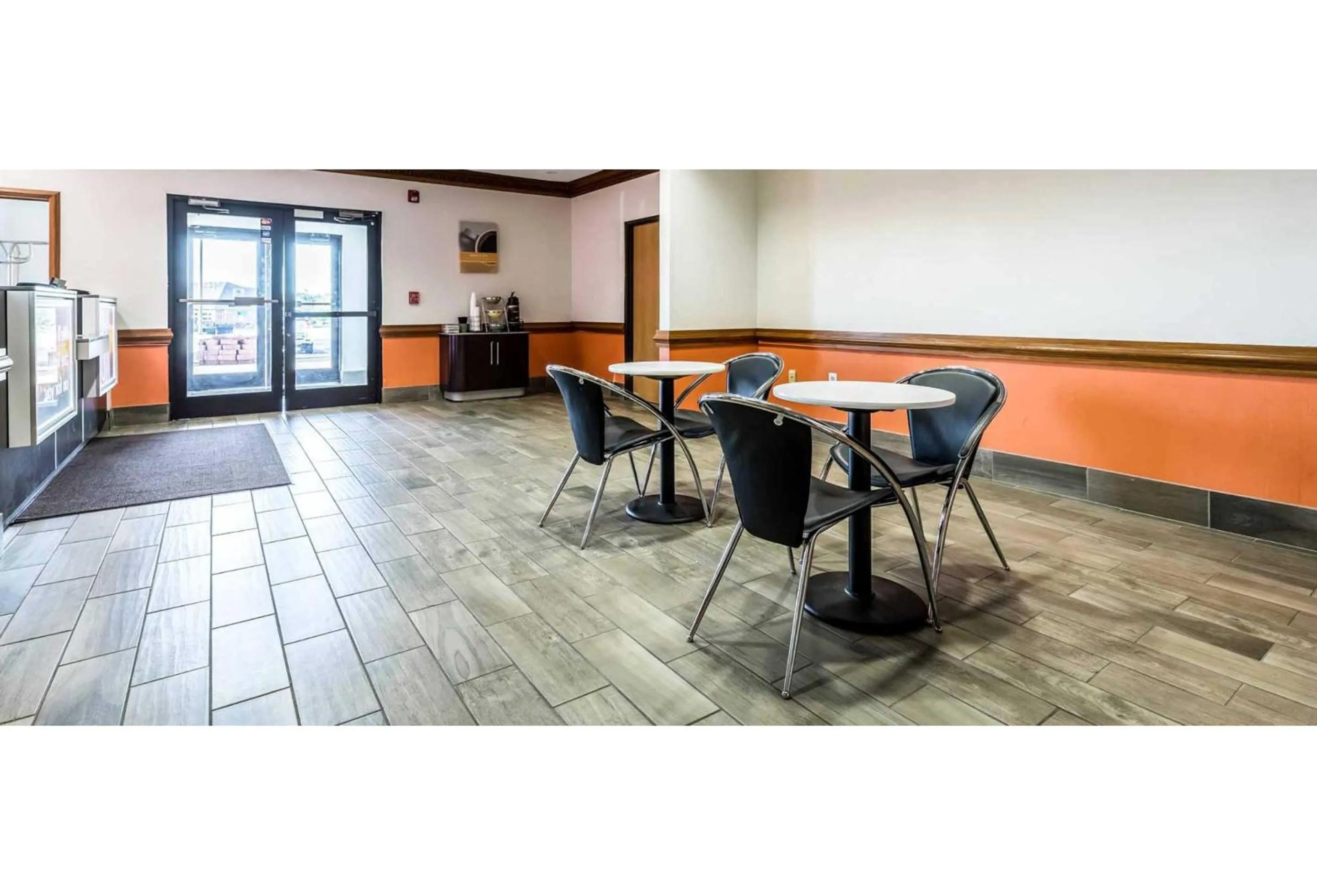 Seating area in Studio 6 Indianapolis, IN - Southport