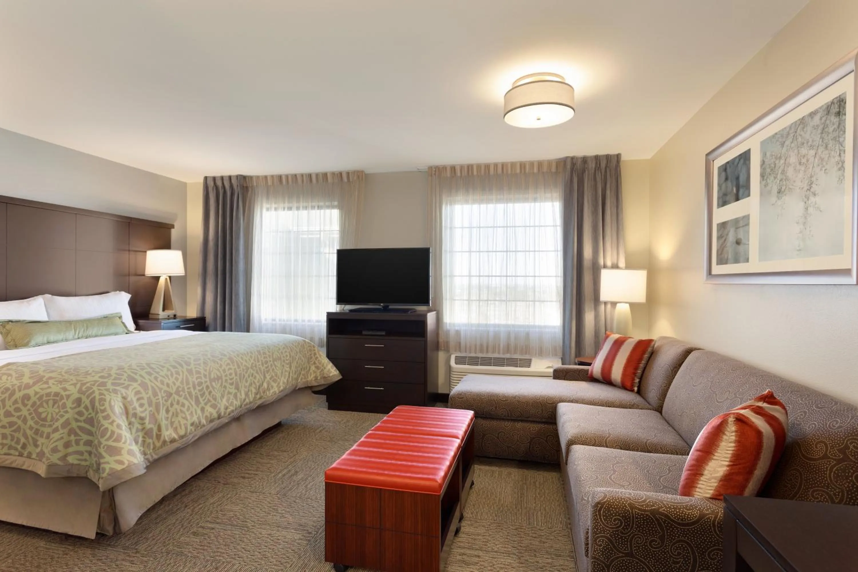 Photo of the whole room, Bed in Staybridge Suites Midland by IHG