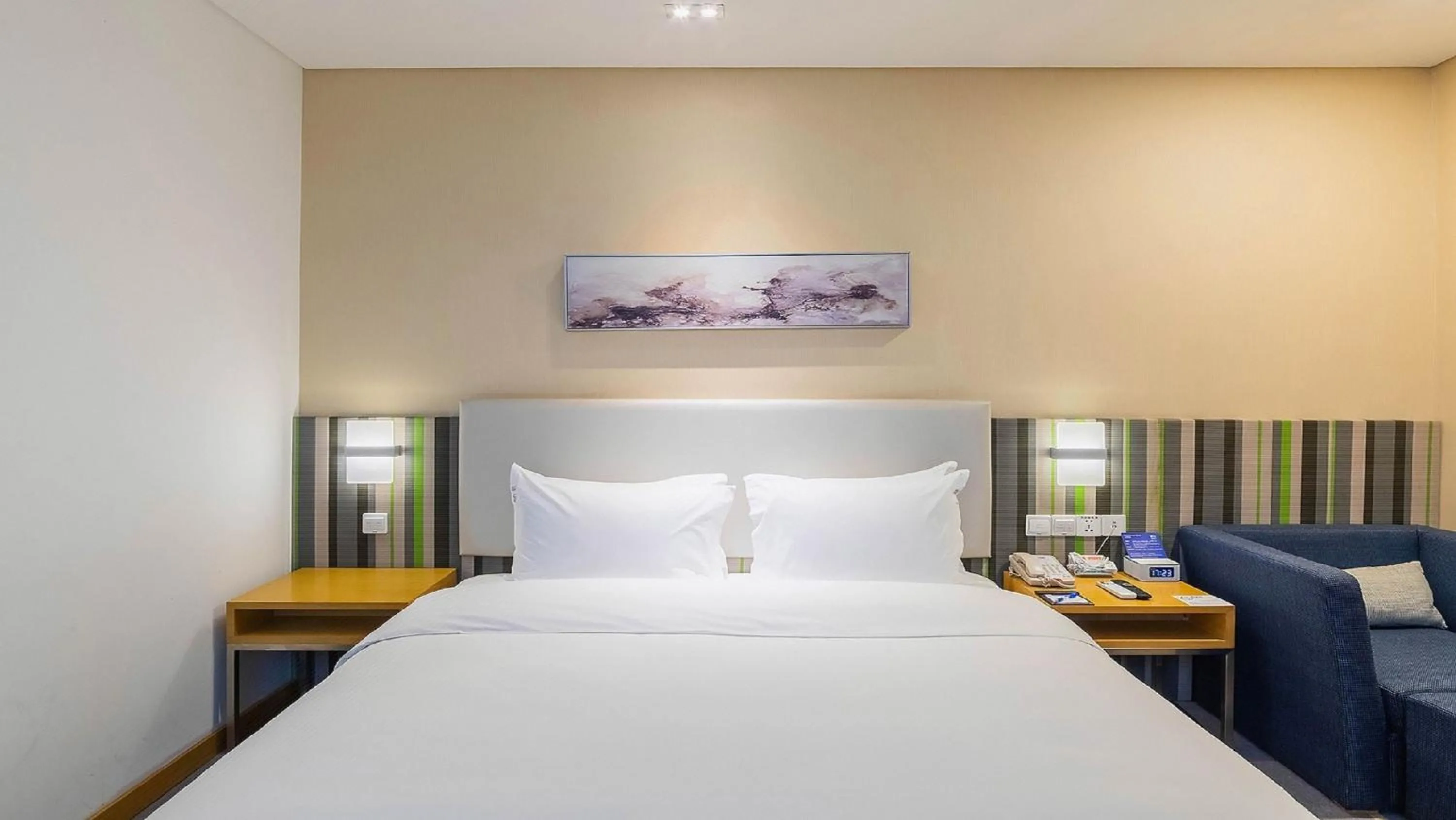 Photo of the whole room, Bed in Holiday Inn Express Baoji City Centre by IHG