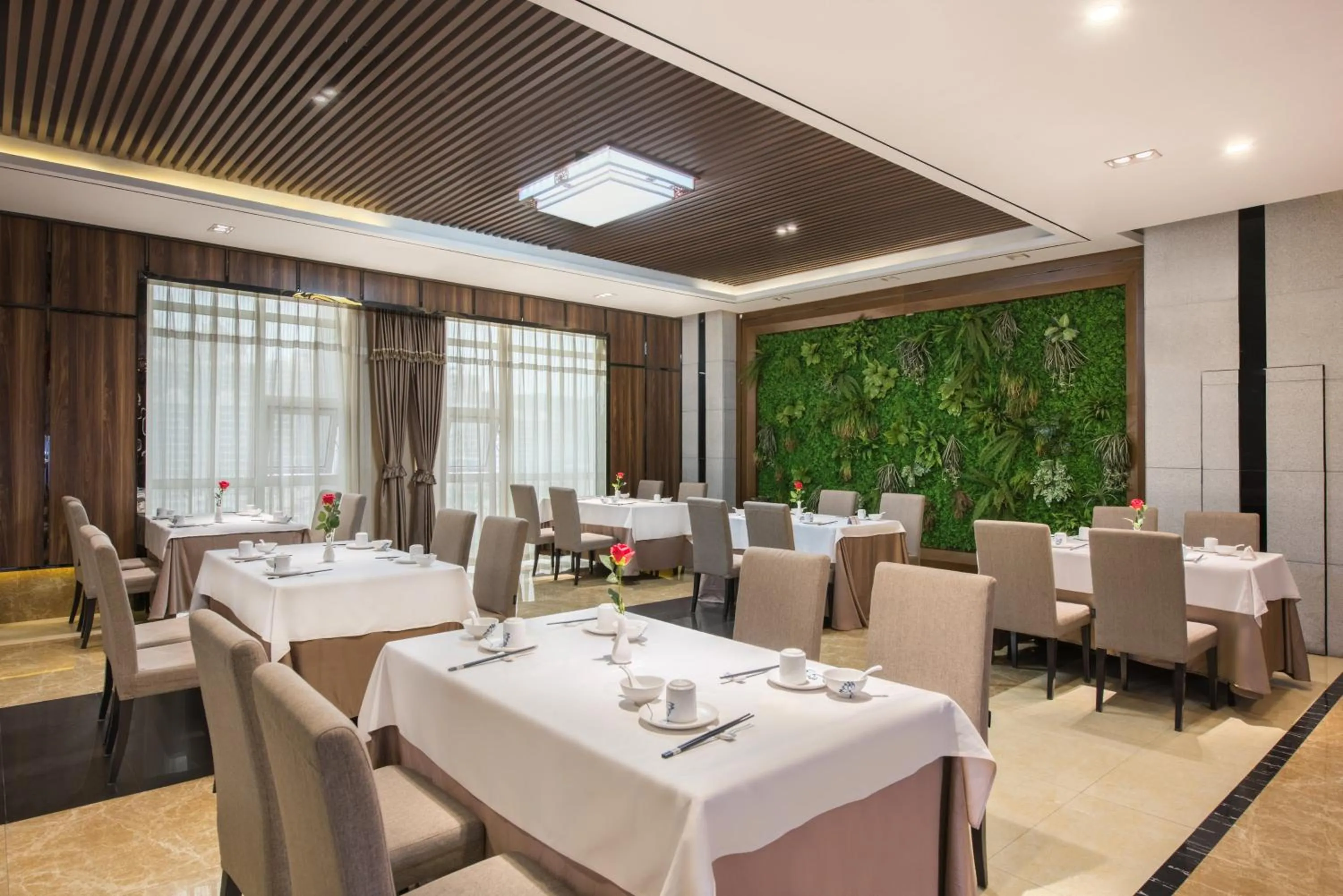 Restaurant/places to eat in Holiday Inn Express Baoji City Centre by IHG