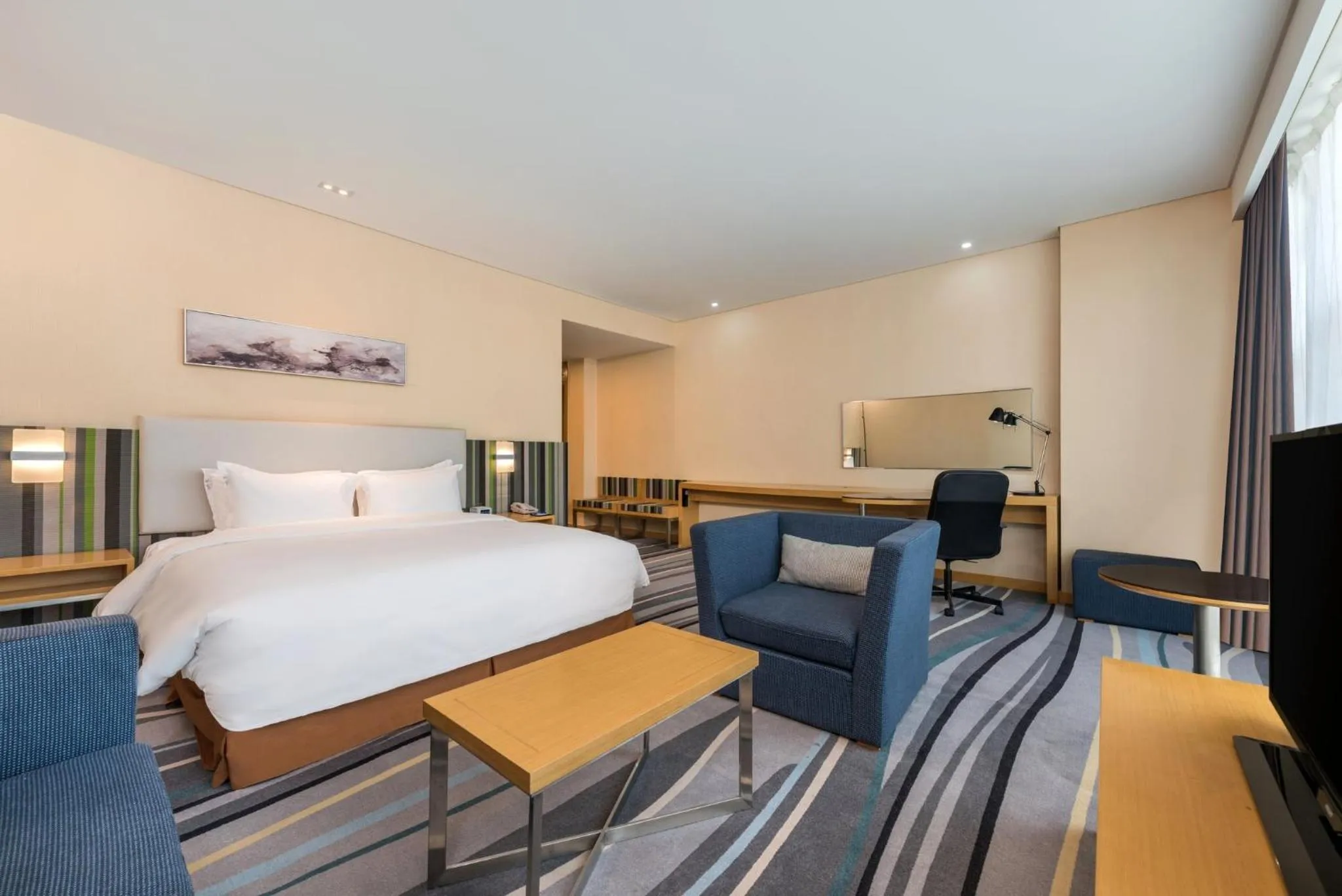 Photo of the whole room, Bed in Holiday Inn Express Baoji City Centre by IHG