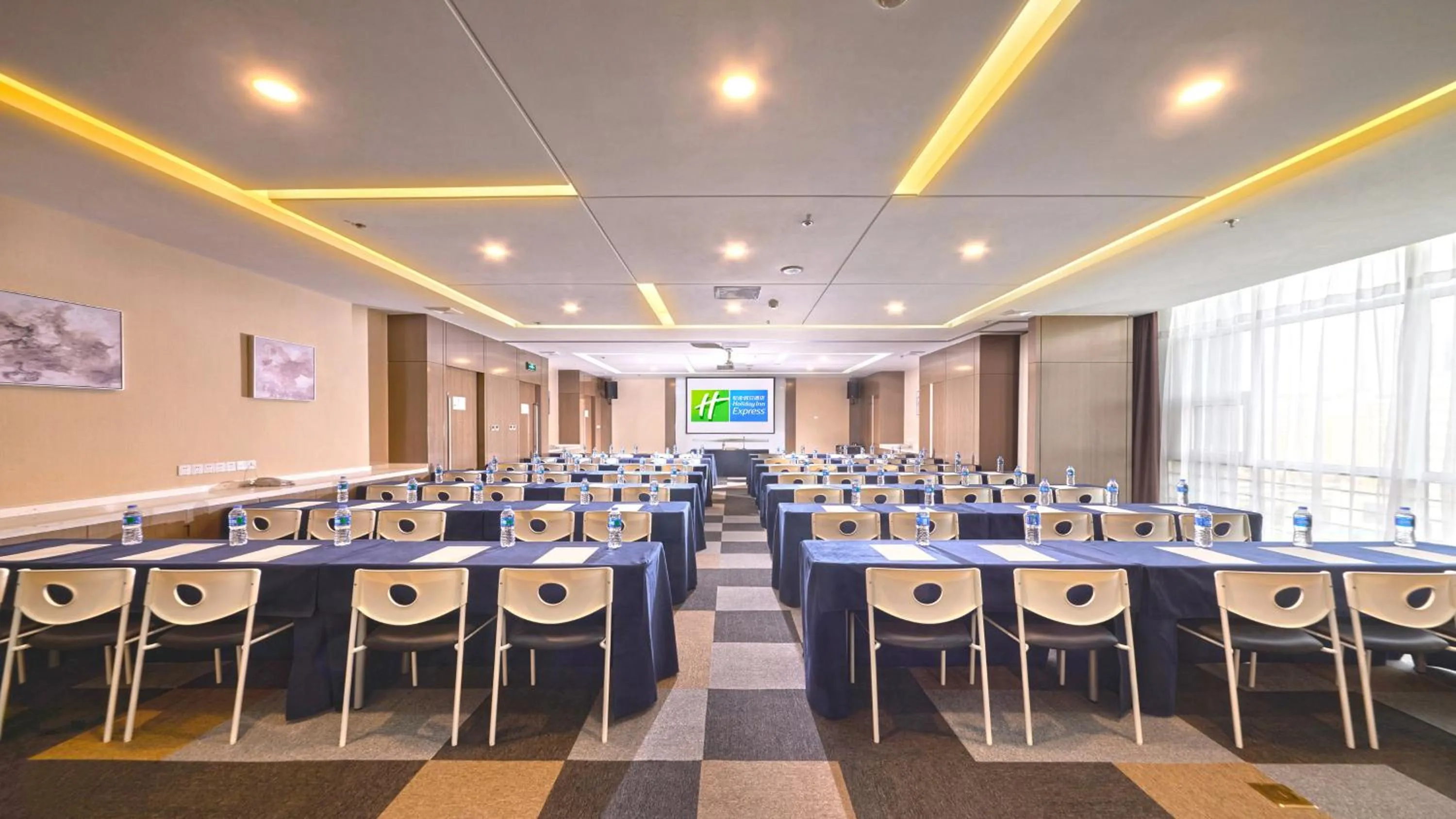 Meeting/conference room in Holiday Inn Express Baoji City Centre by IHG