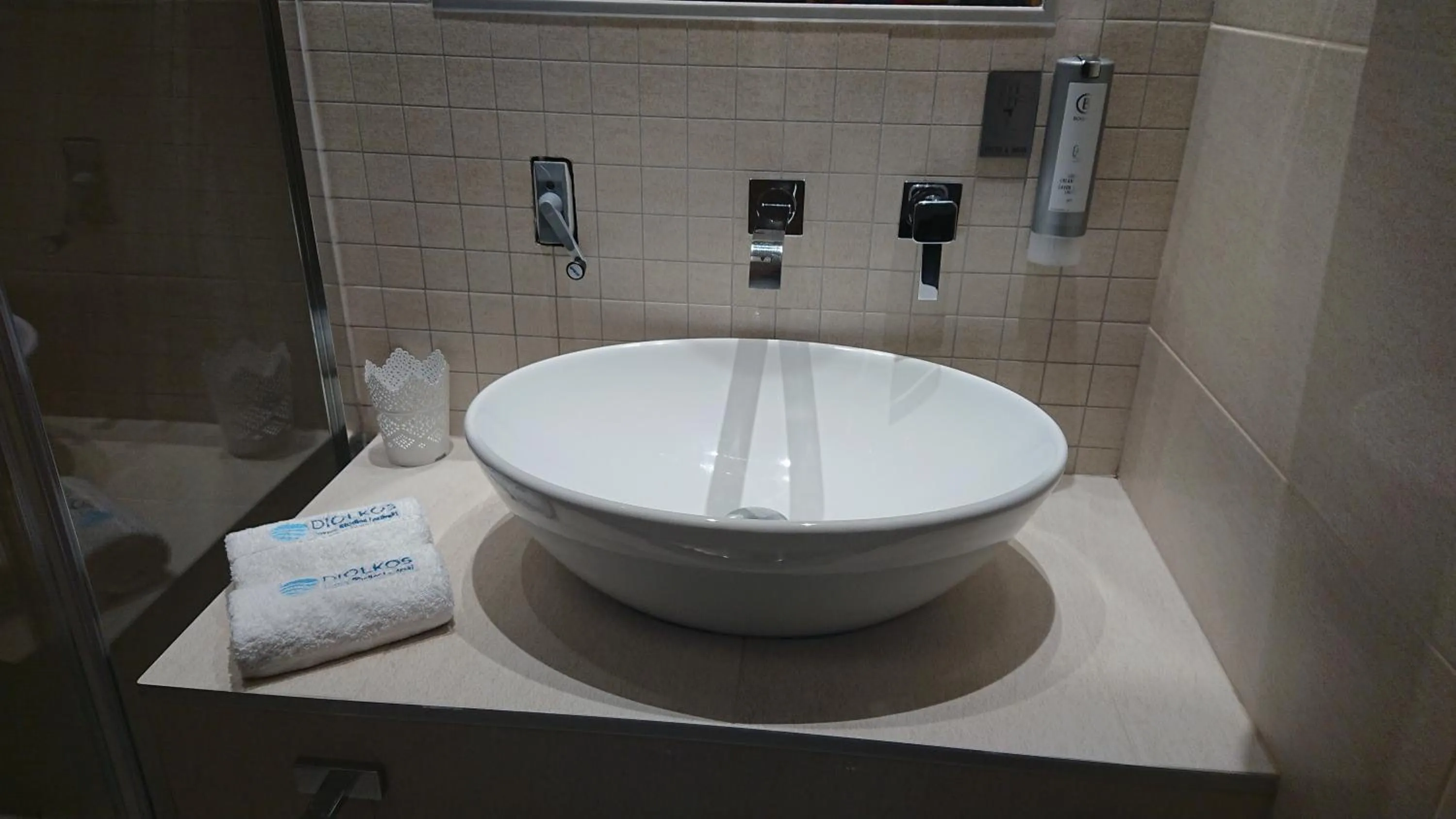 Bathroom in Diolkos Studios