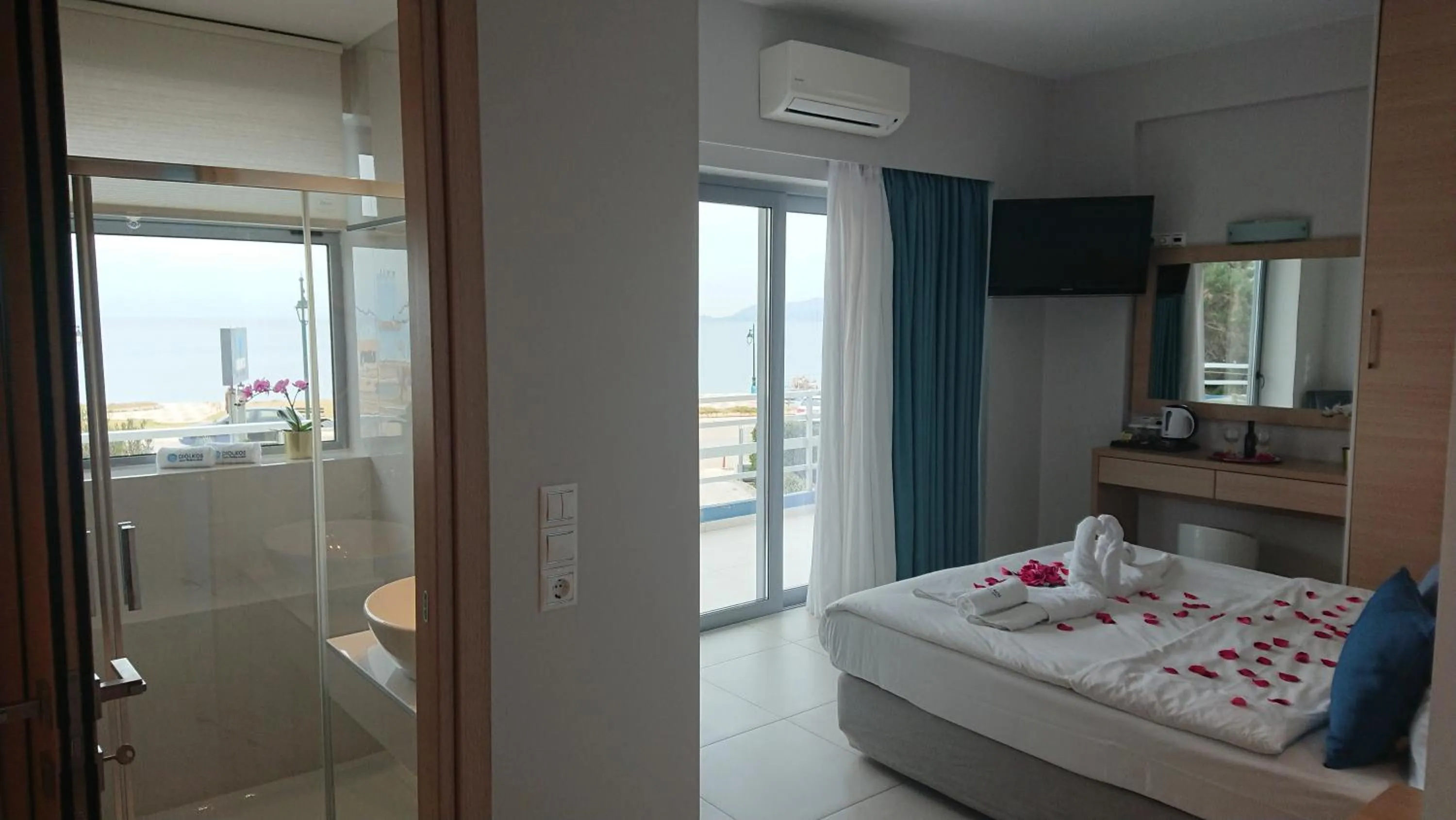 Bathroom, Bed in Diolkos Studios