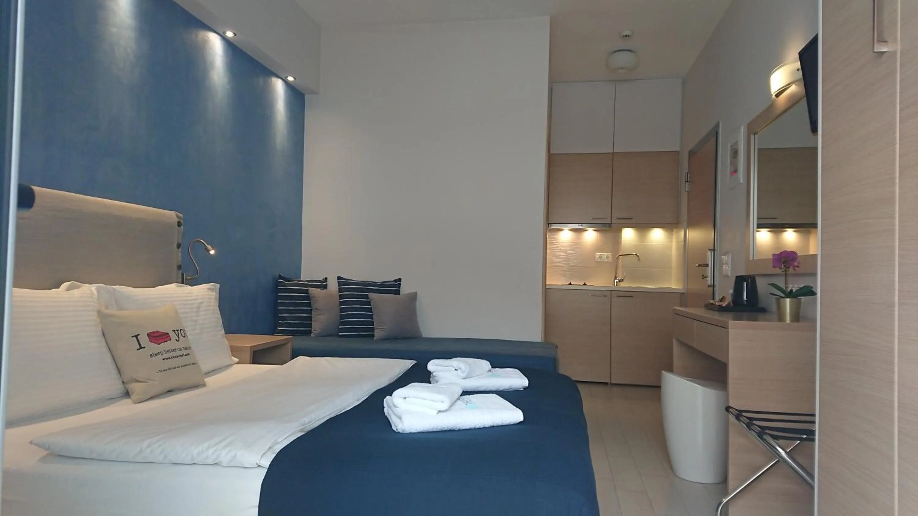 Photo of the whole room, Bed in Diolkos Studios