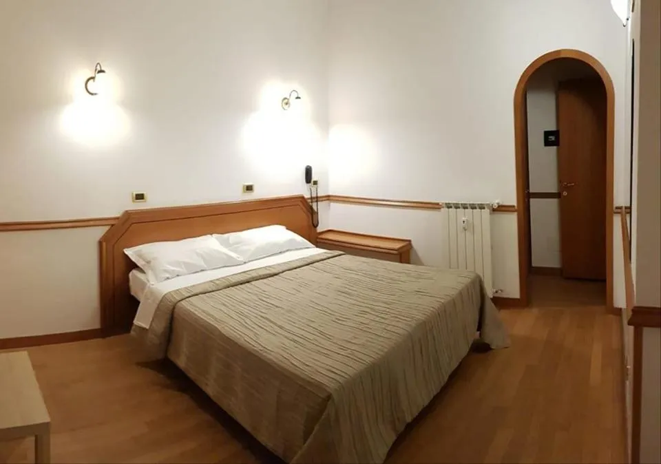 Bedroom, Bed in Green Hotel