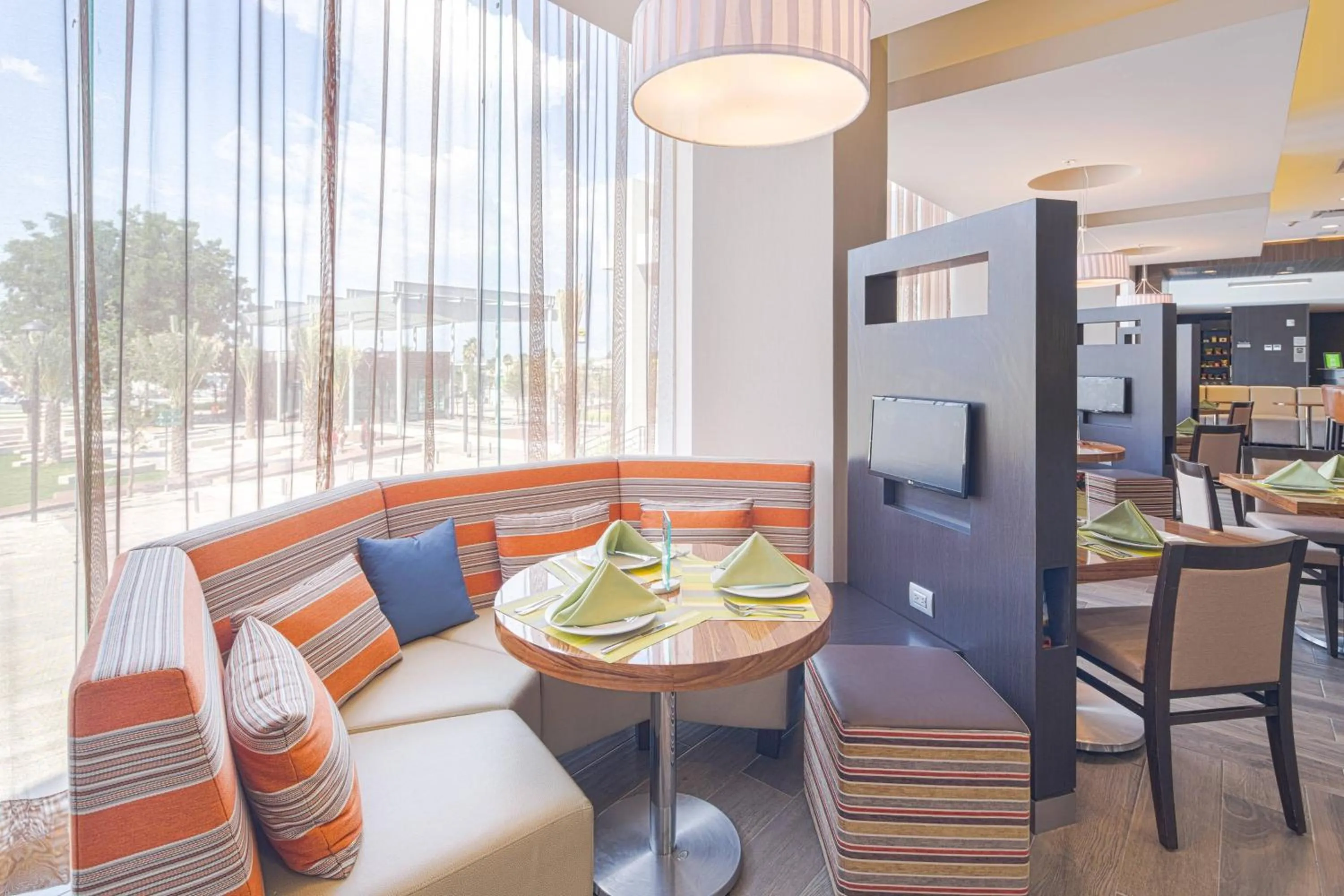 Restaurant/places to eat in Courtyard by Marriott Saltillo