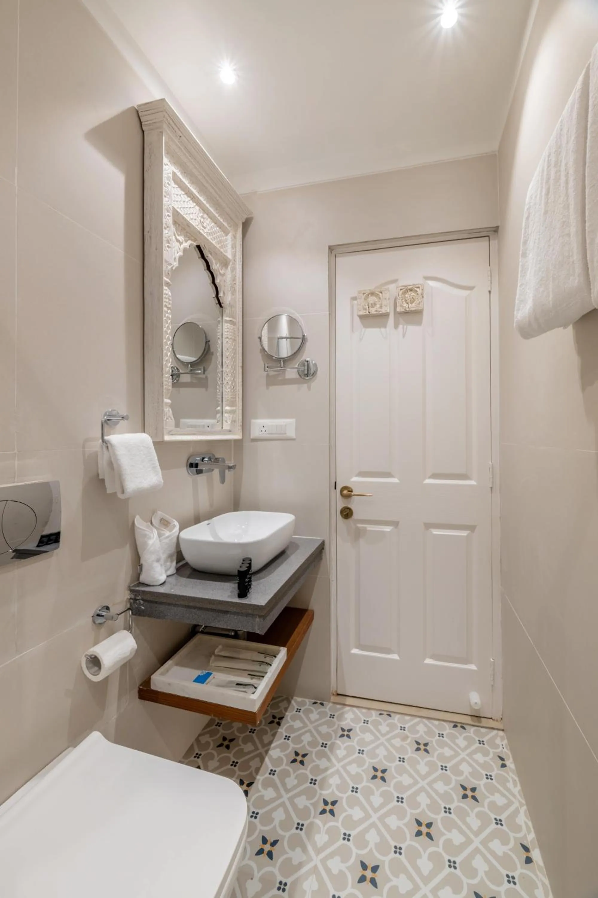 Toilet in juSTa Luxe Kashi Parampara, Varanasi