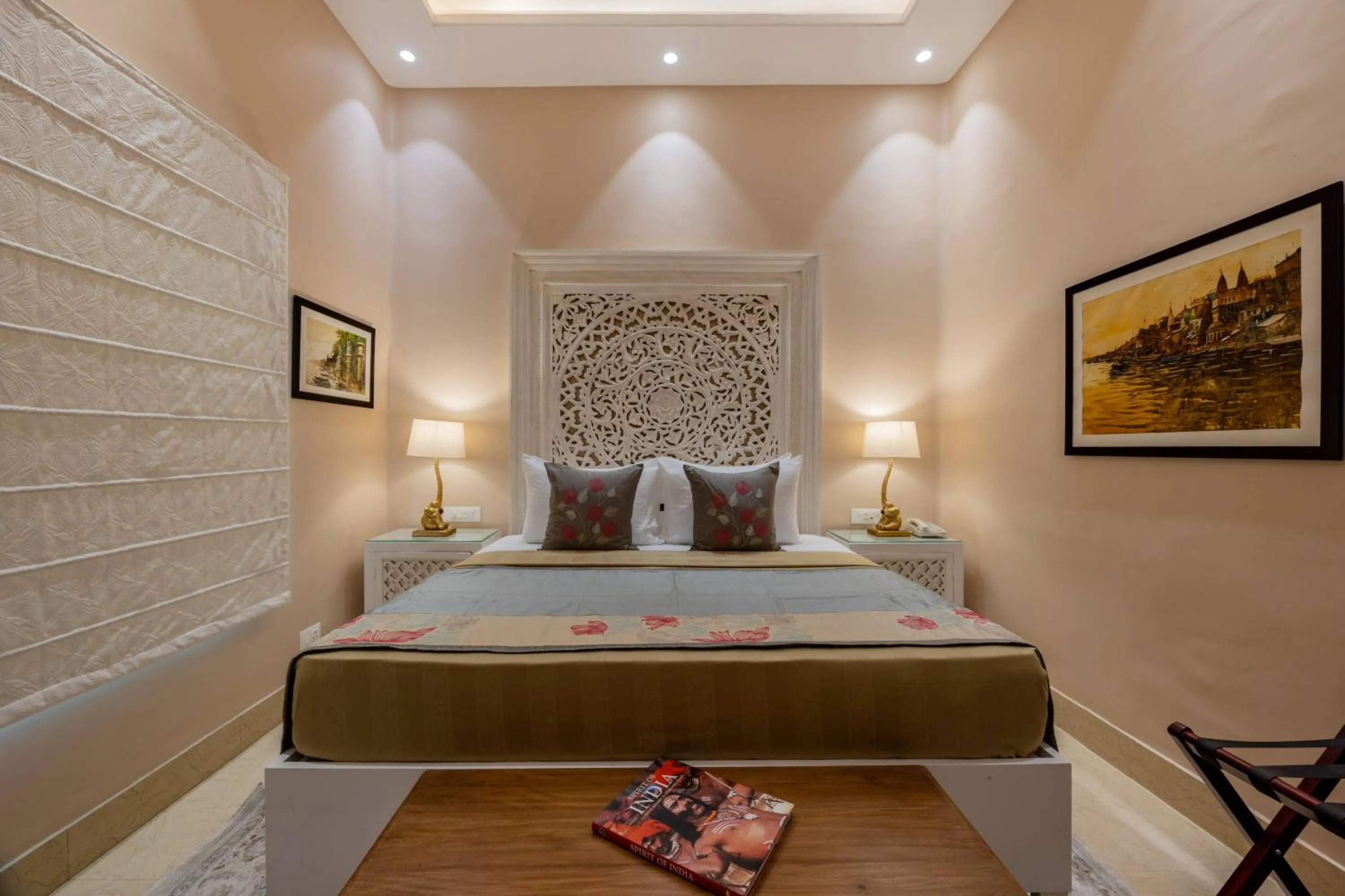 Bed in juSTa Luxe Kashi Parampara, Varanasi