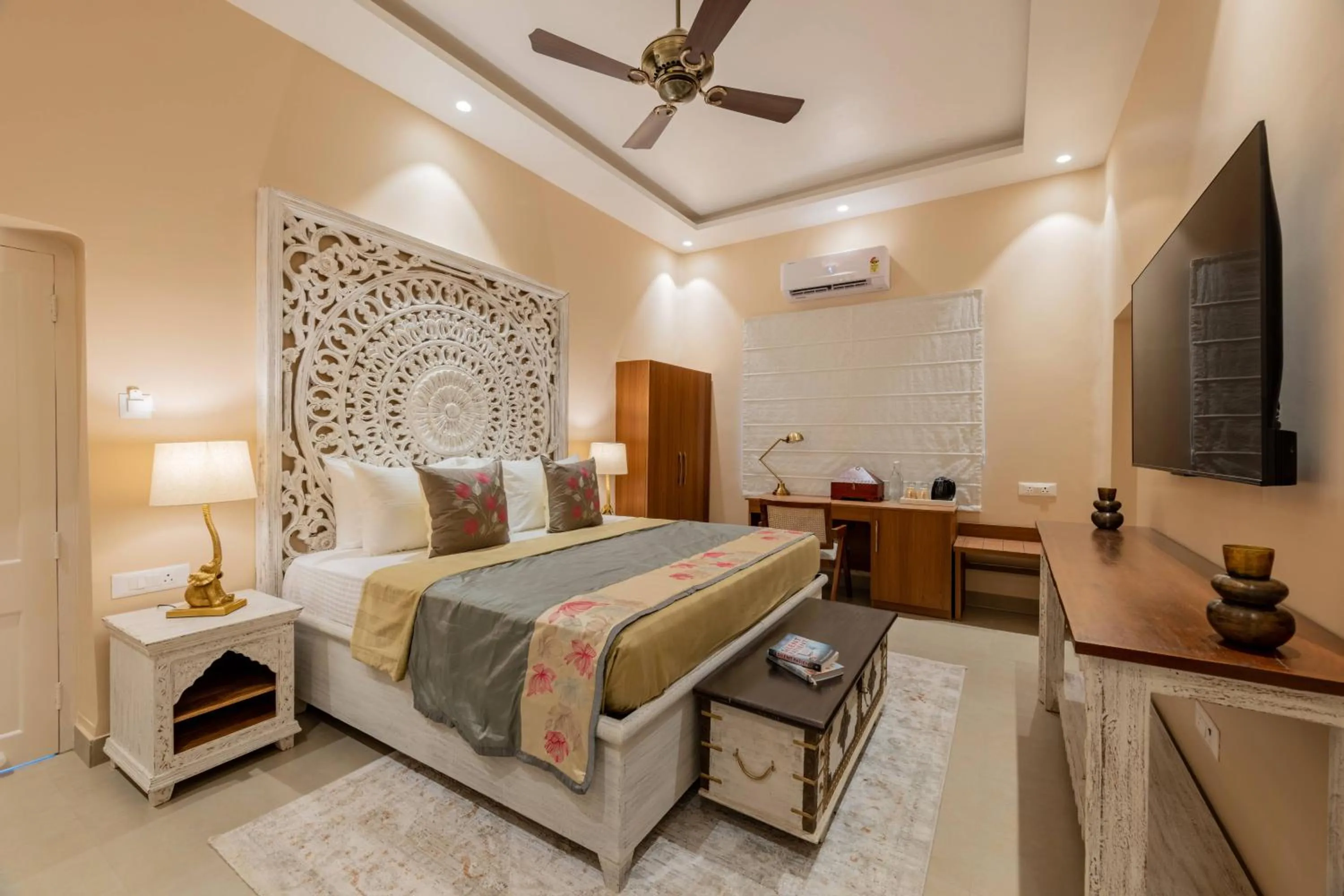 Bed in juSTa Luxe Kashi Parampara, Varanasi
