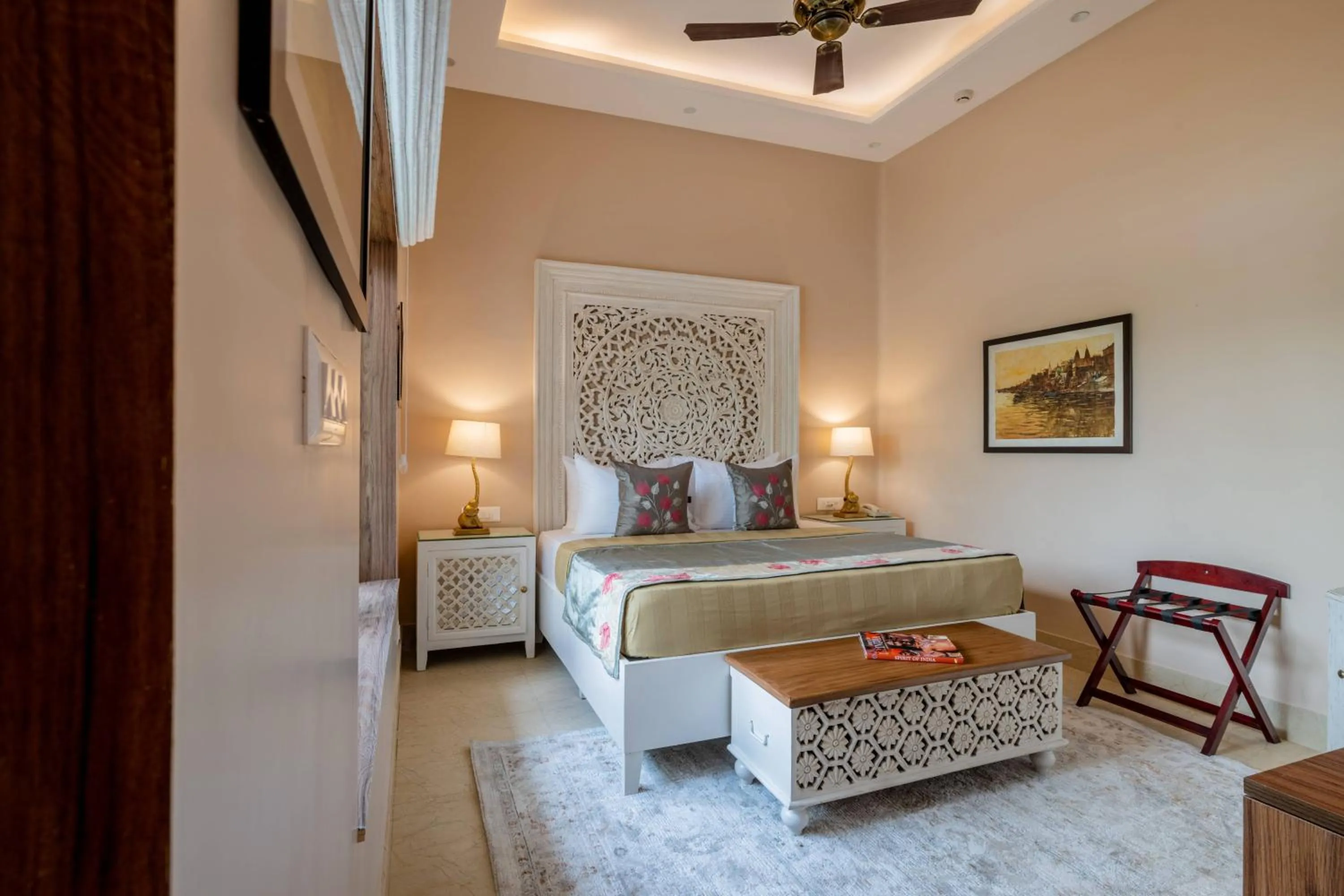 Bed in juSTa Luxe Kashi Parampara, Varanasi